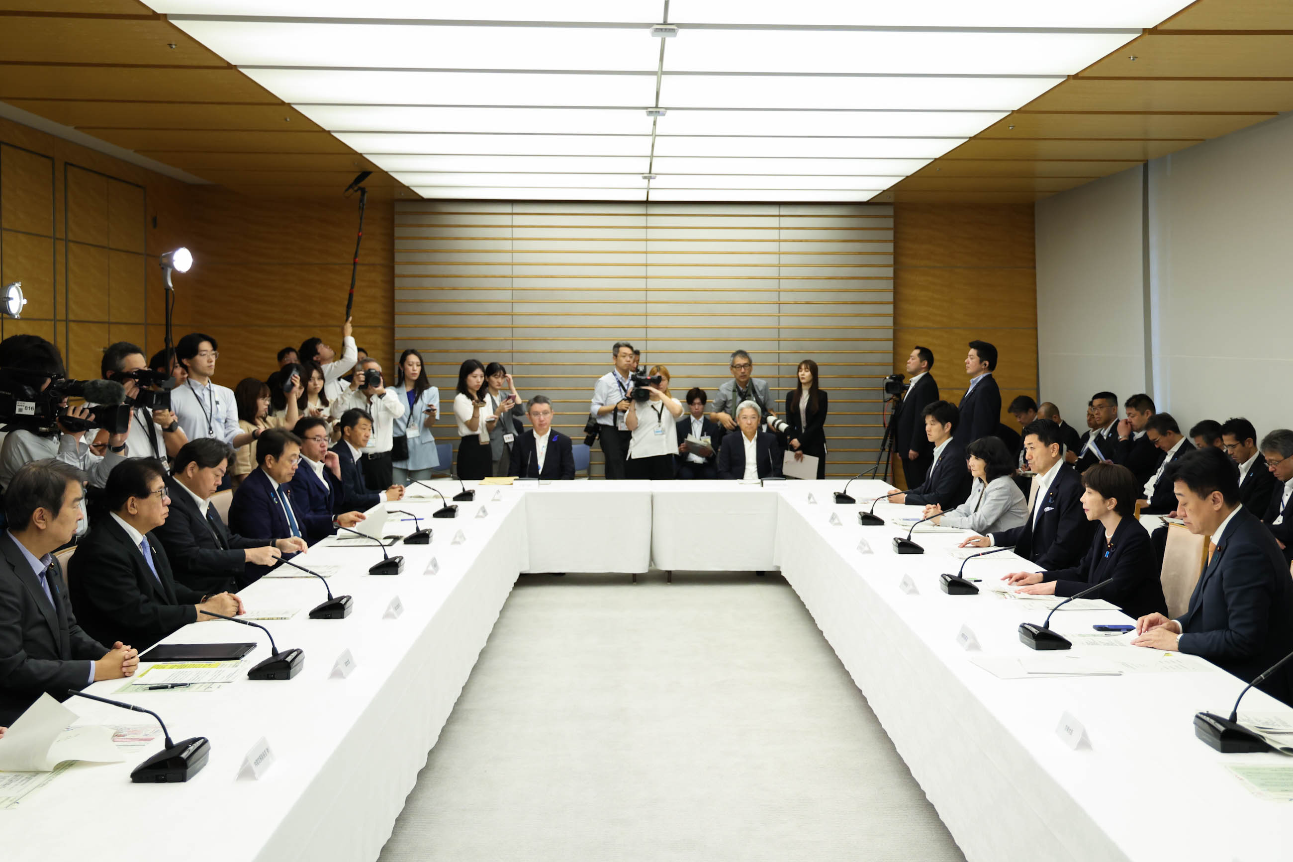 Prime Minster Takaichi wrapping up the meeting (3)