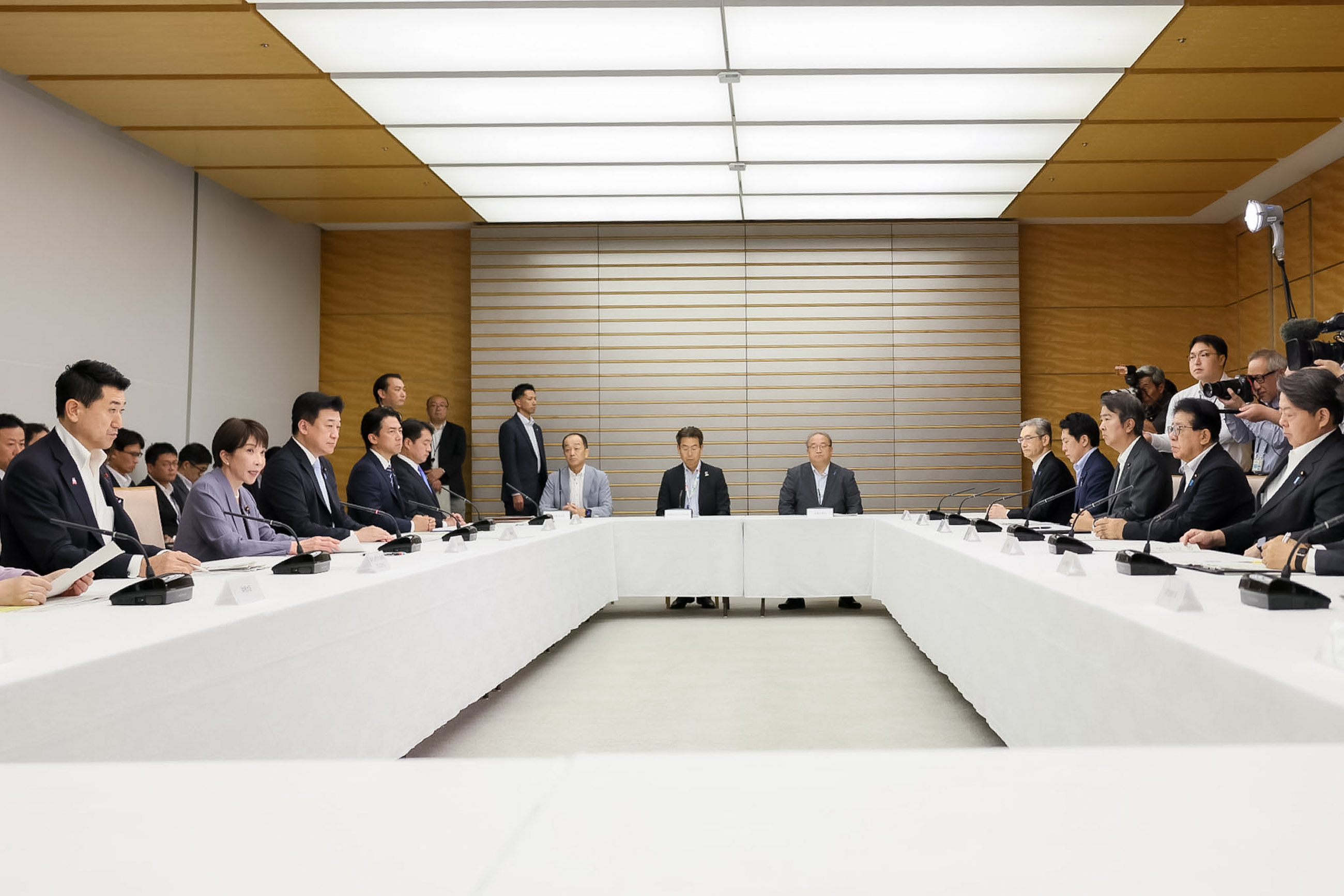 Prime Minster Takaichi wrapping up the meeting (2)