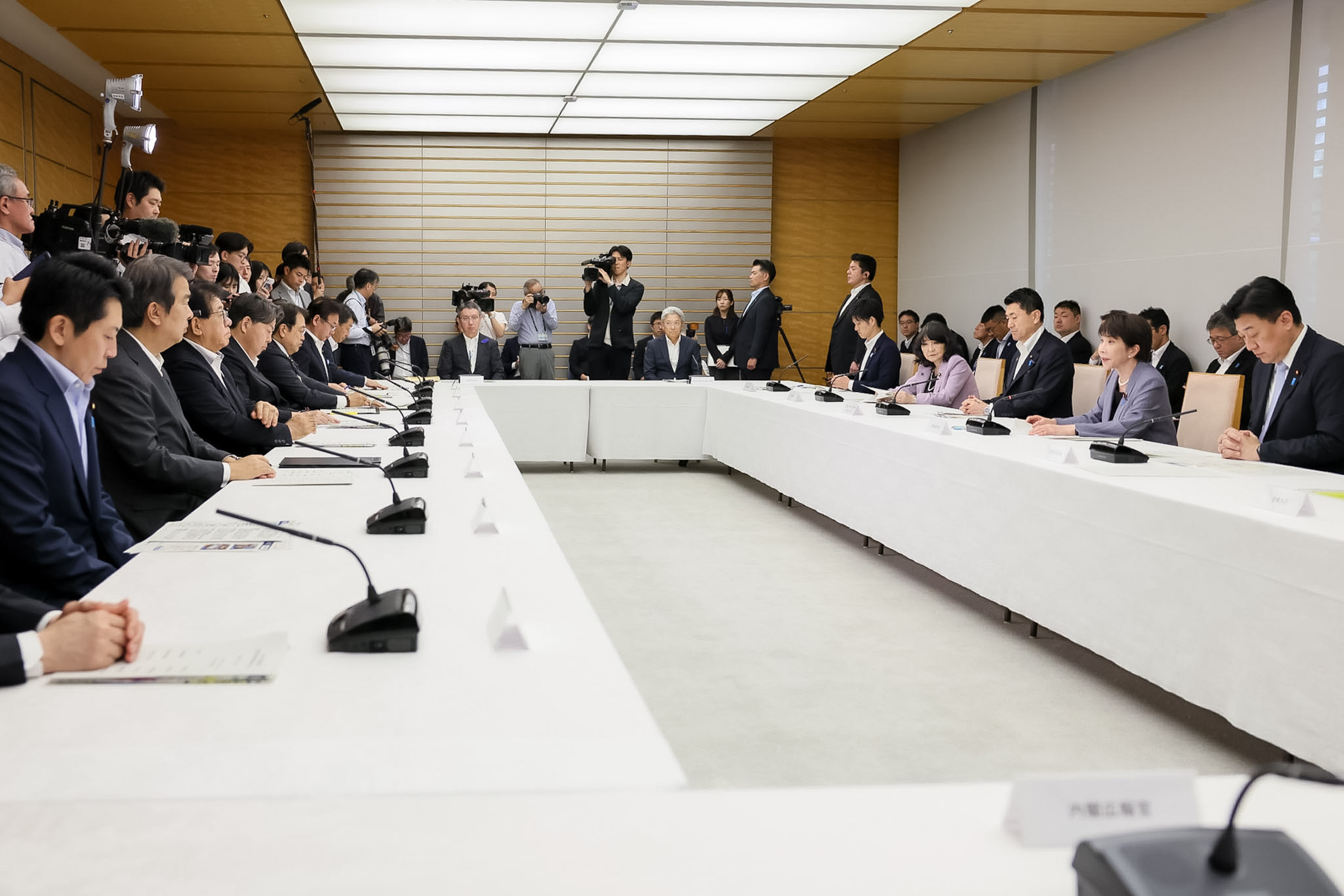 Prime Minster Takaichi wrapping up the meeting (3)