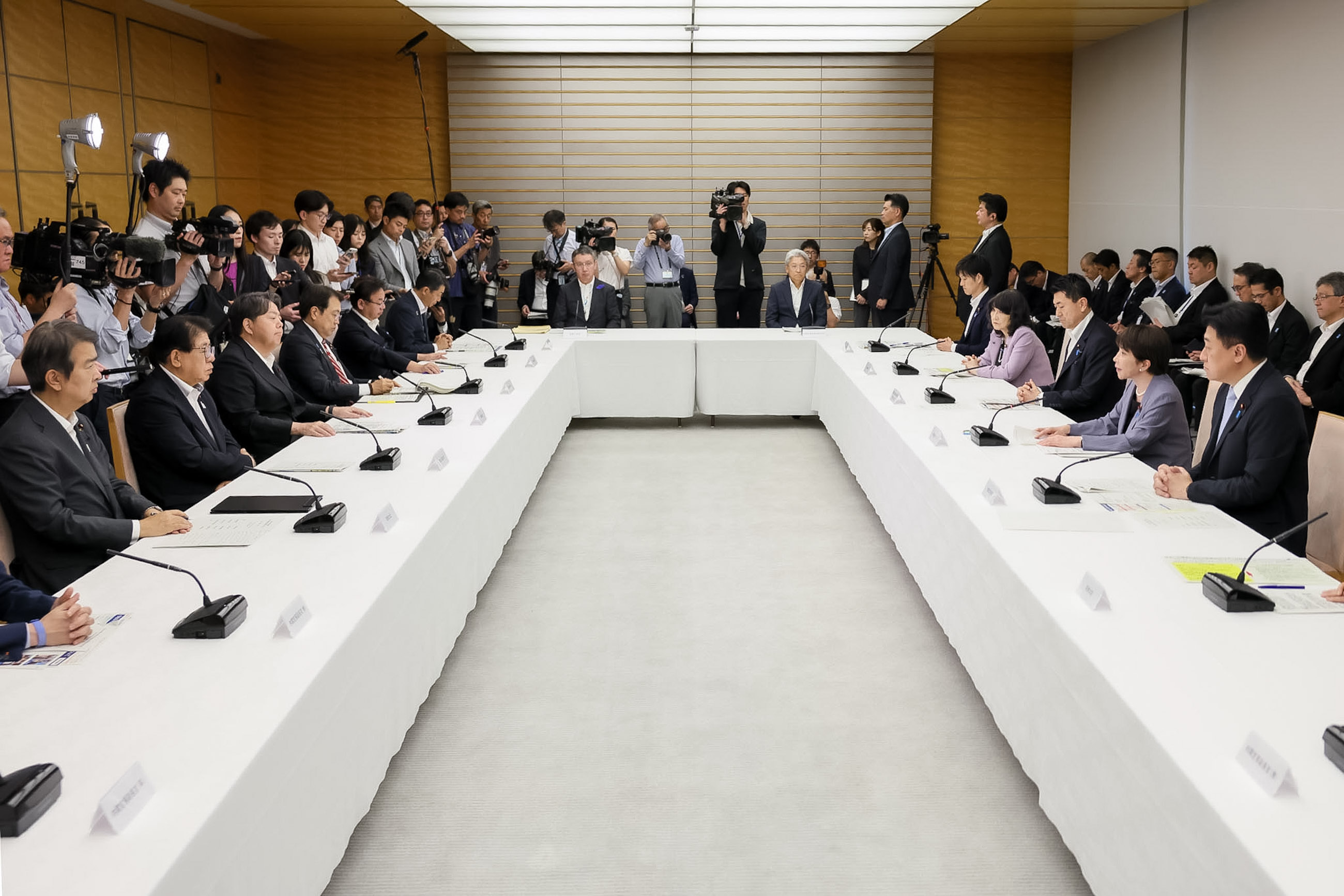 Prime Minster Takaichi wrapping up the meeting (4)