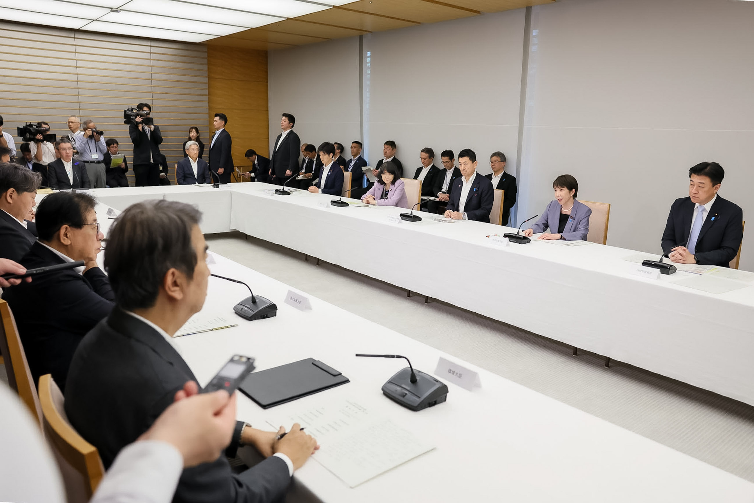 Prime Minster Takaichi wrapping up the meeting (5)