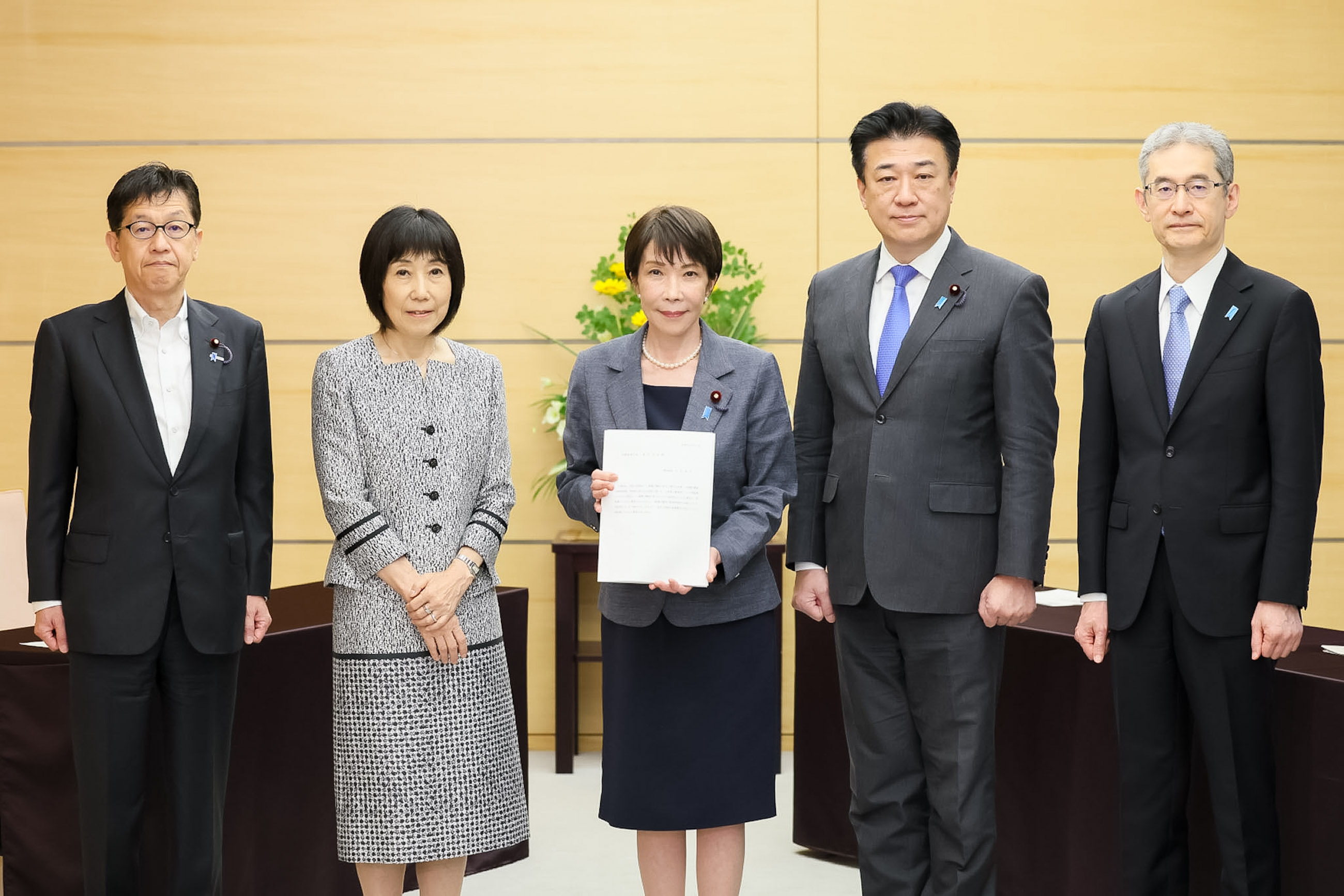 Prime Minister TAKAICHI receiving the National Personnel Authority (NPA) Recommendation (1)