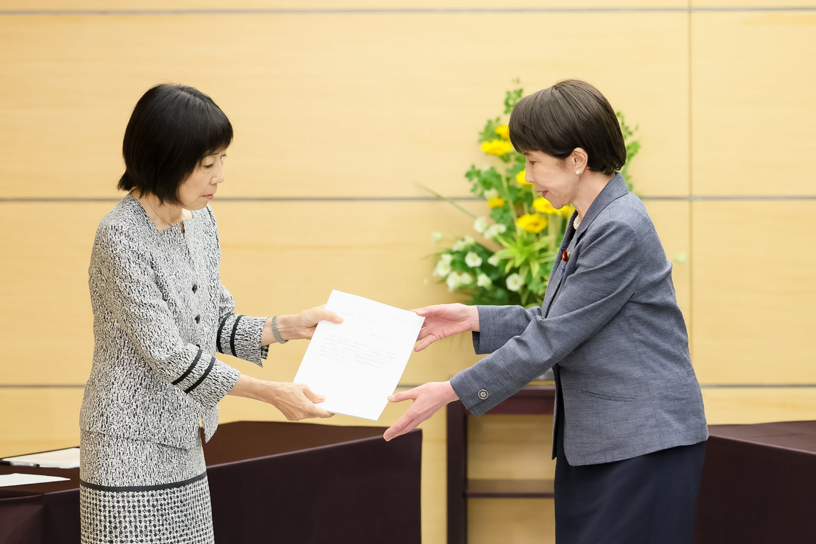 Prime Minister TAKAICHI receiving the National Personnel Authority (NPA) Recommendation (2)