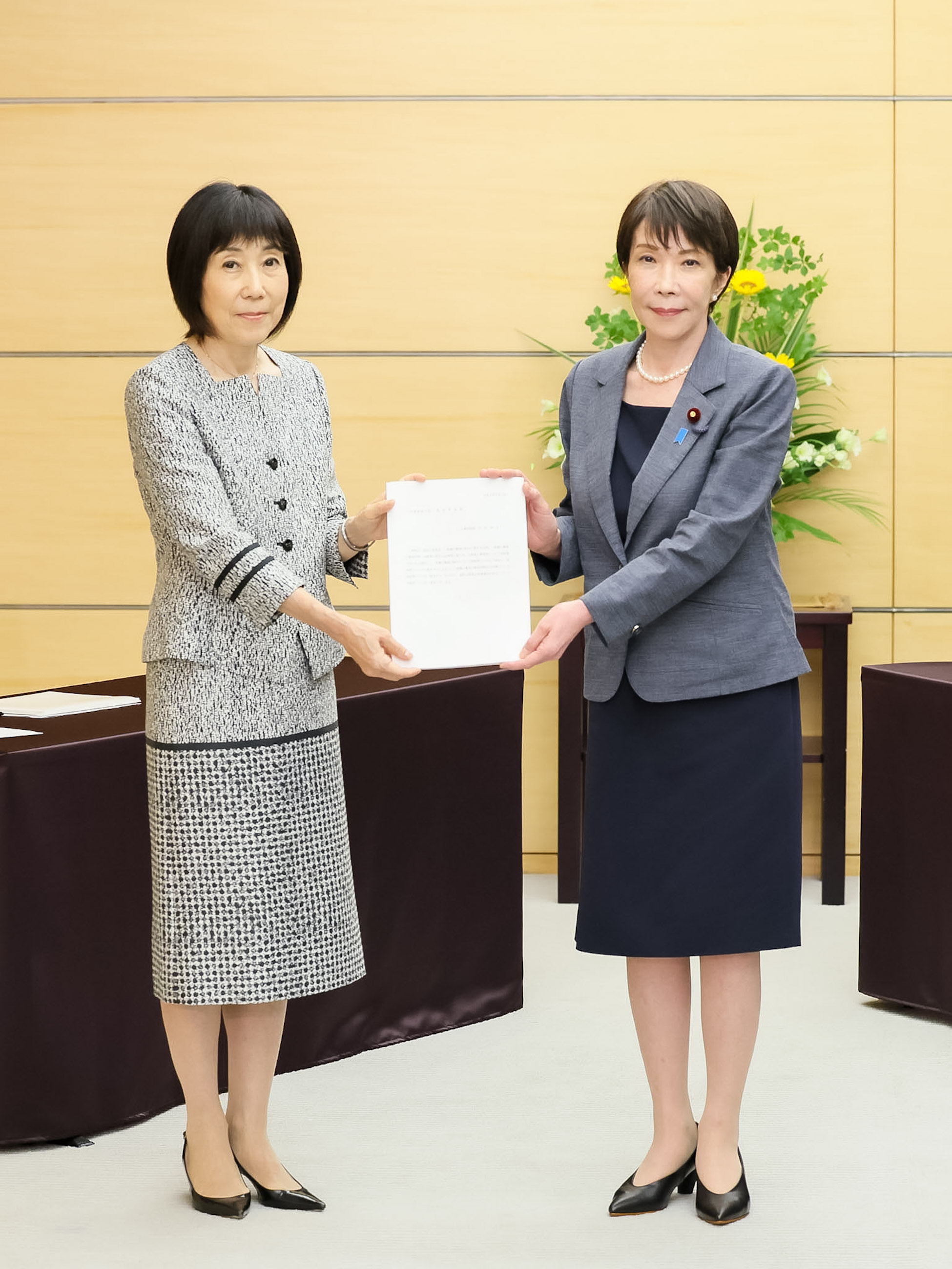 Prime Minister TAKAICHI receiving the National Personnel Authority (NPA) Recommendation (3)