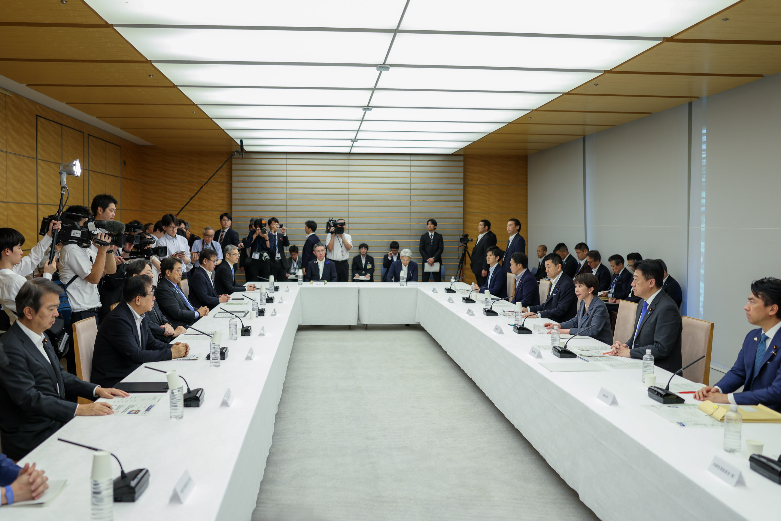 Prime Minster Takaichi wrapping up the meeting (5)