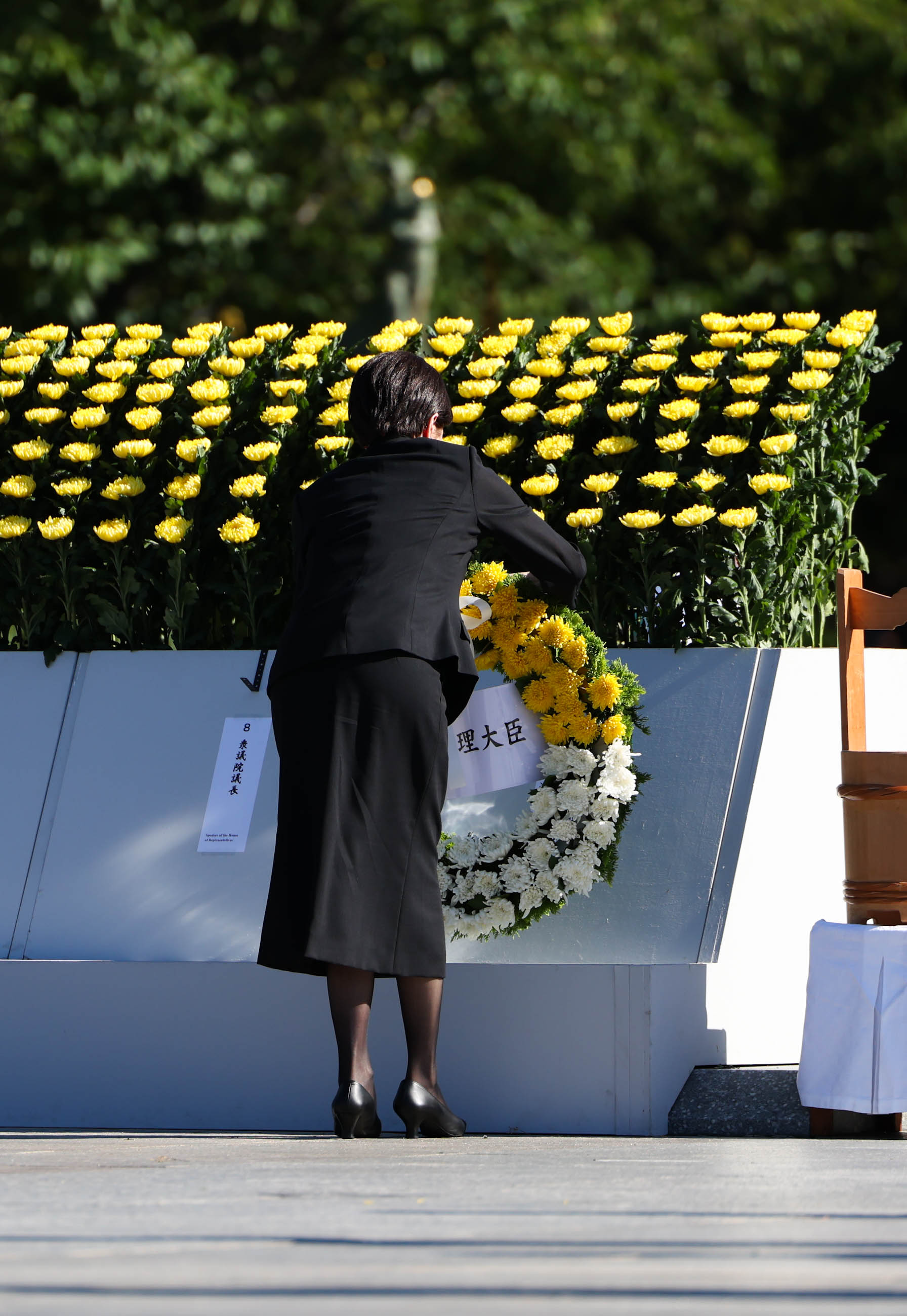 Prime Minister TAKAICHI offering flowers (1)