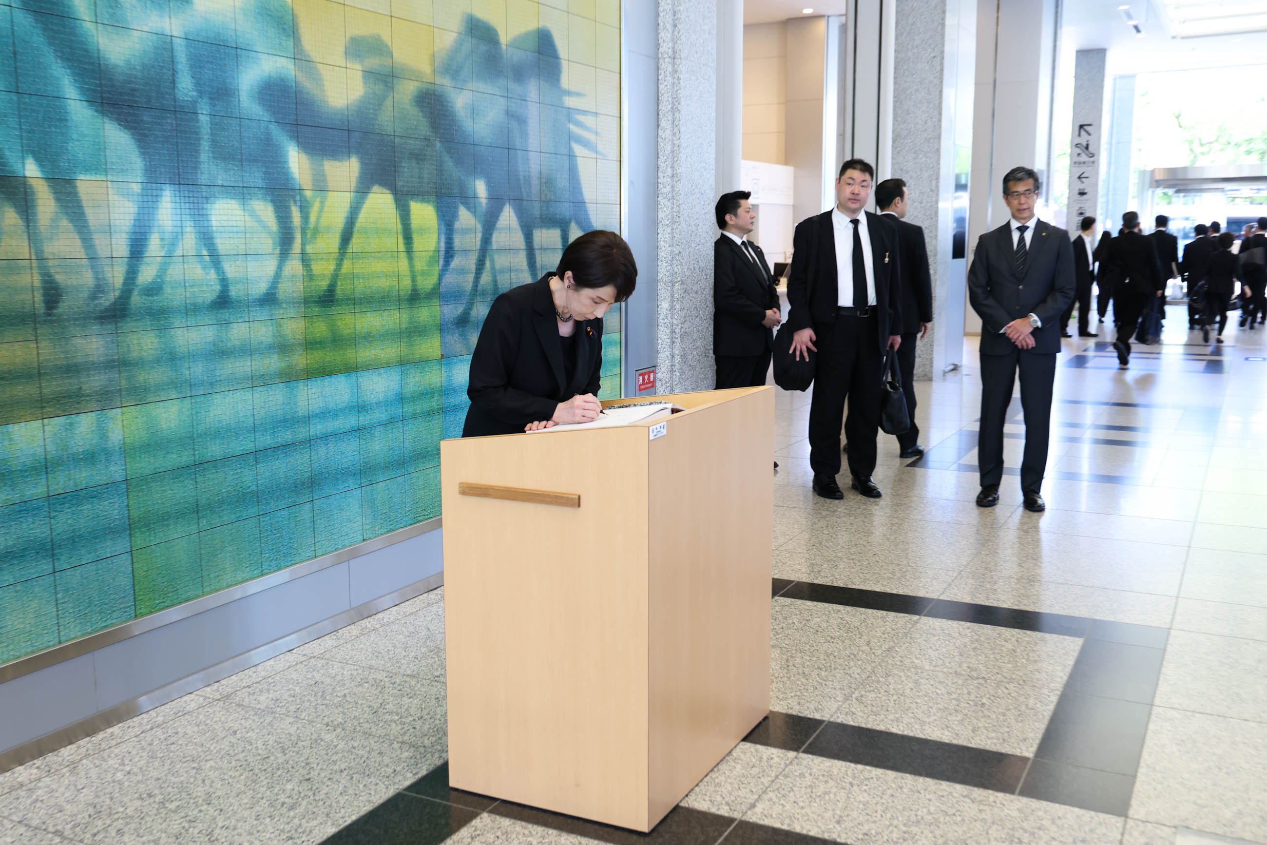 Prime Minister TAKAICHI visiting the Hiroshima Peace Memorial Museum (6)
