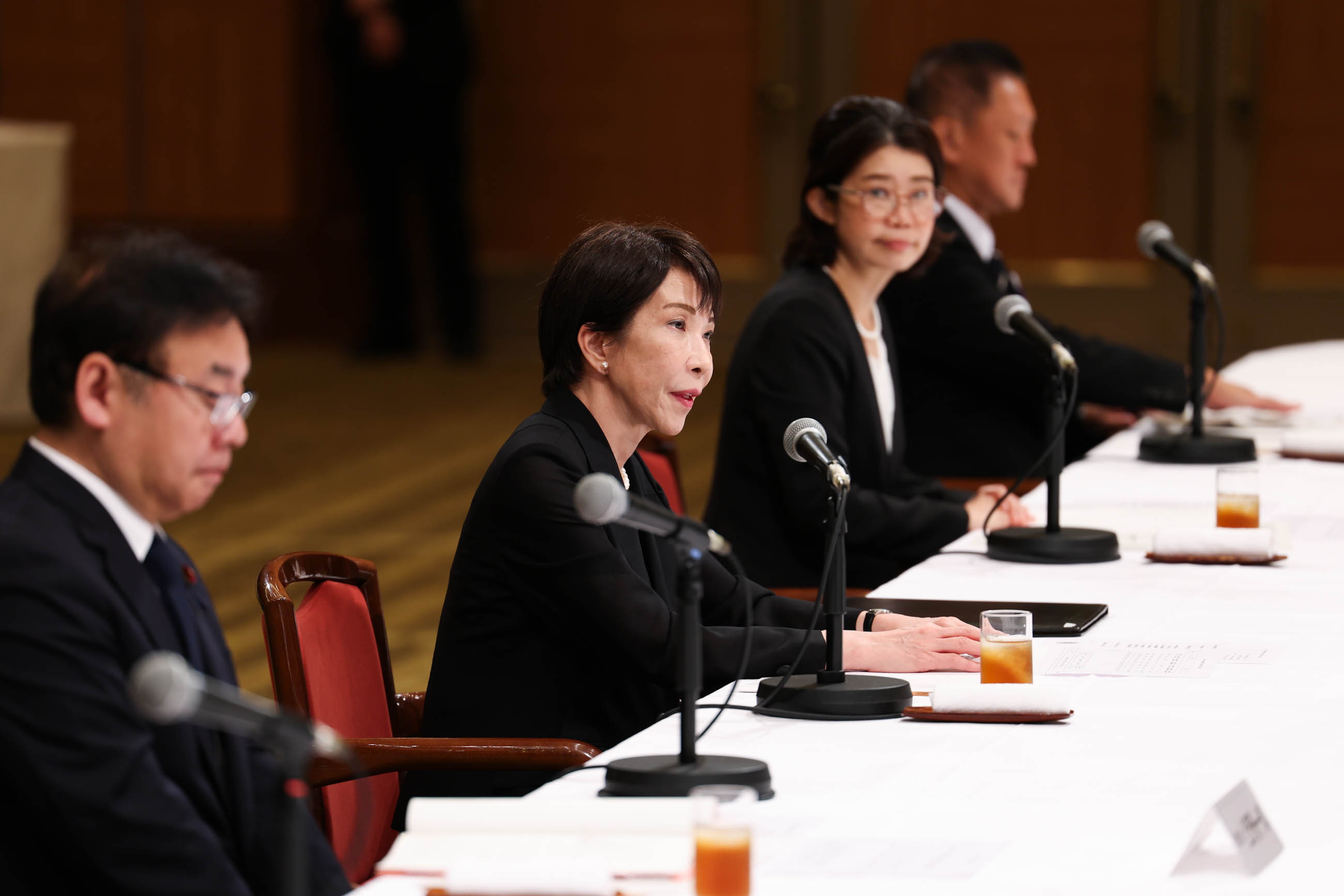 Prime Minister TAKAICHI receiving requests from representatives of atomic bomb survivors (5)