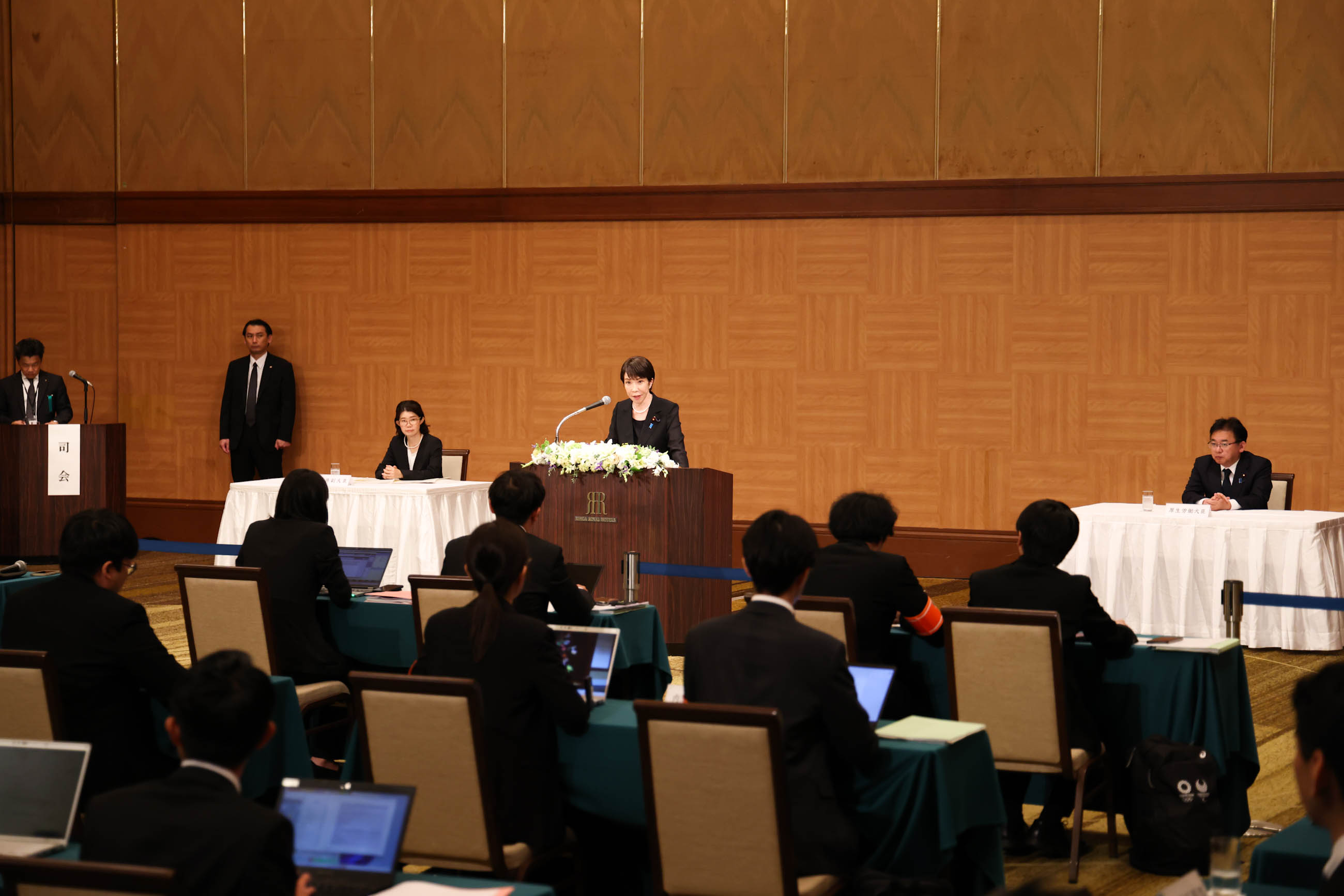 Prime Minister TAKAICHI speaking to the press (3)