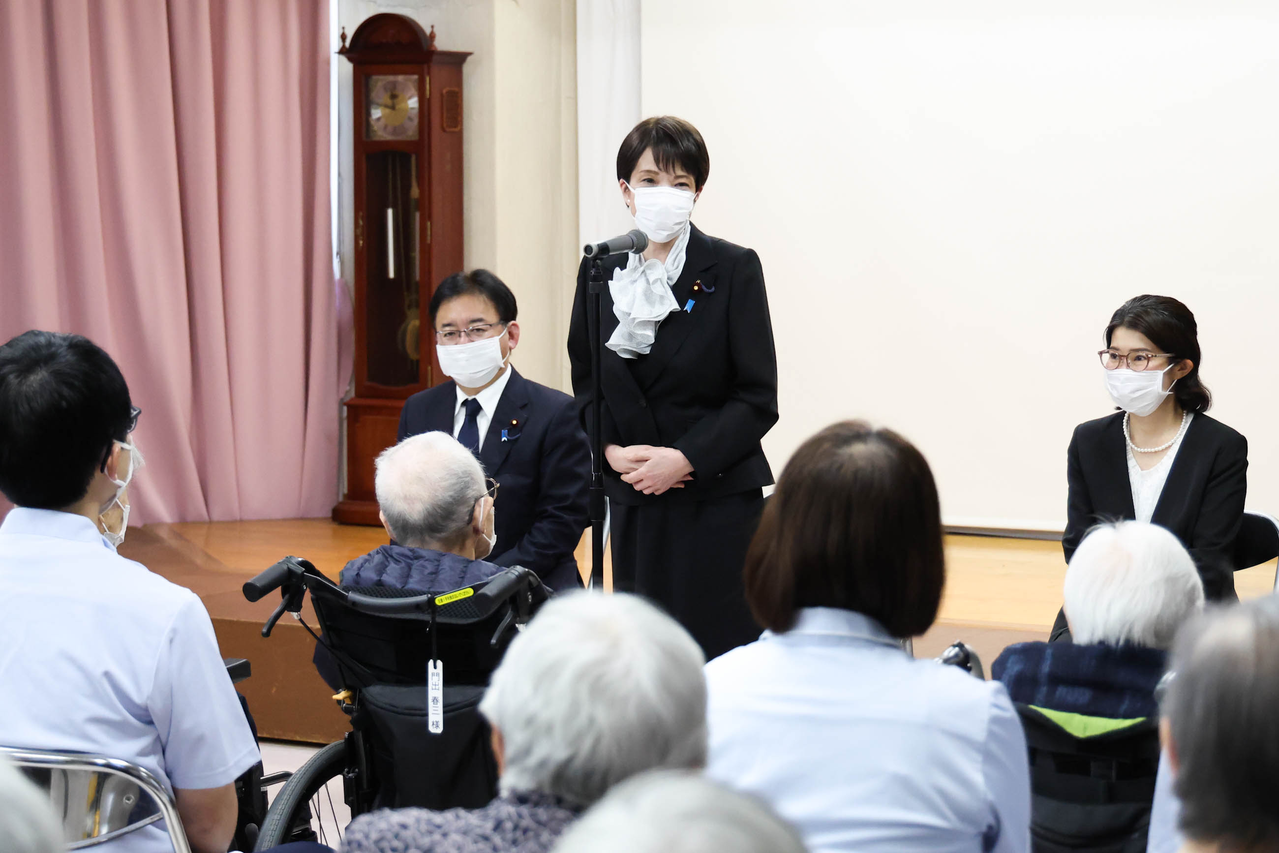 Prime Minister TAKAICHI visiting residents in a nursing home for atomic bomb survivors (1)