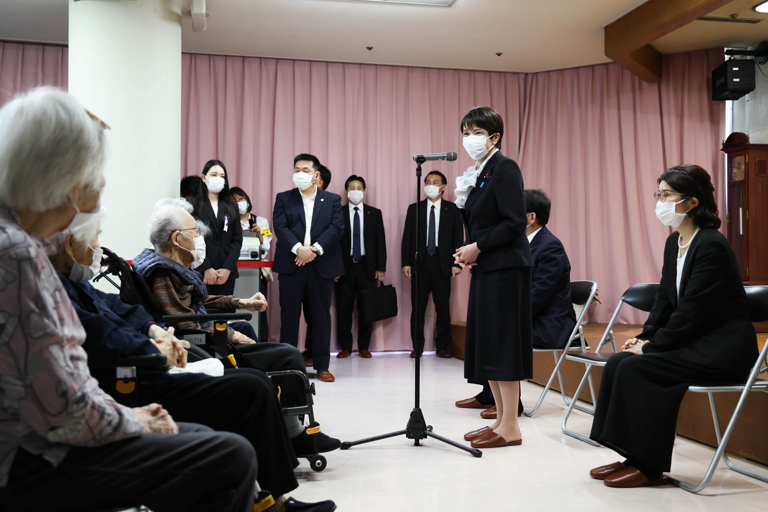 Prime Minister TAKAICHI visiting residents in a nursing home for atomic bomb survivors (2)