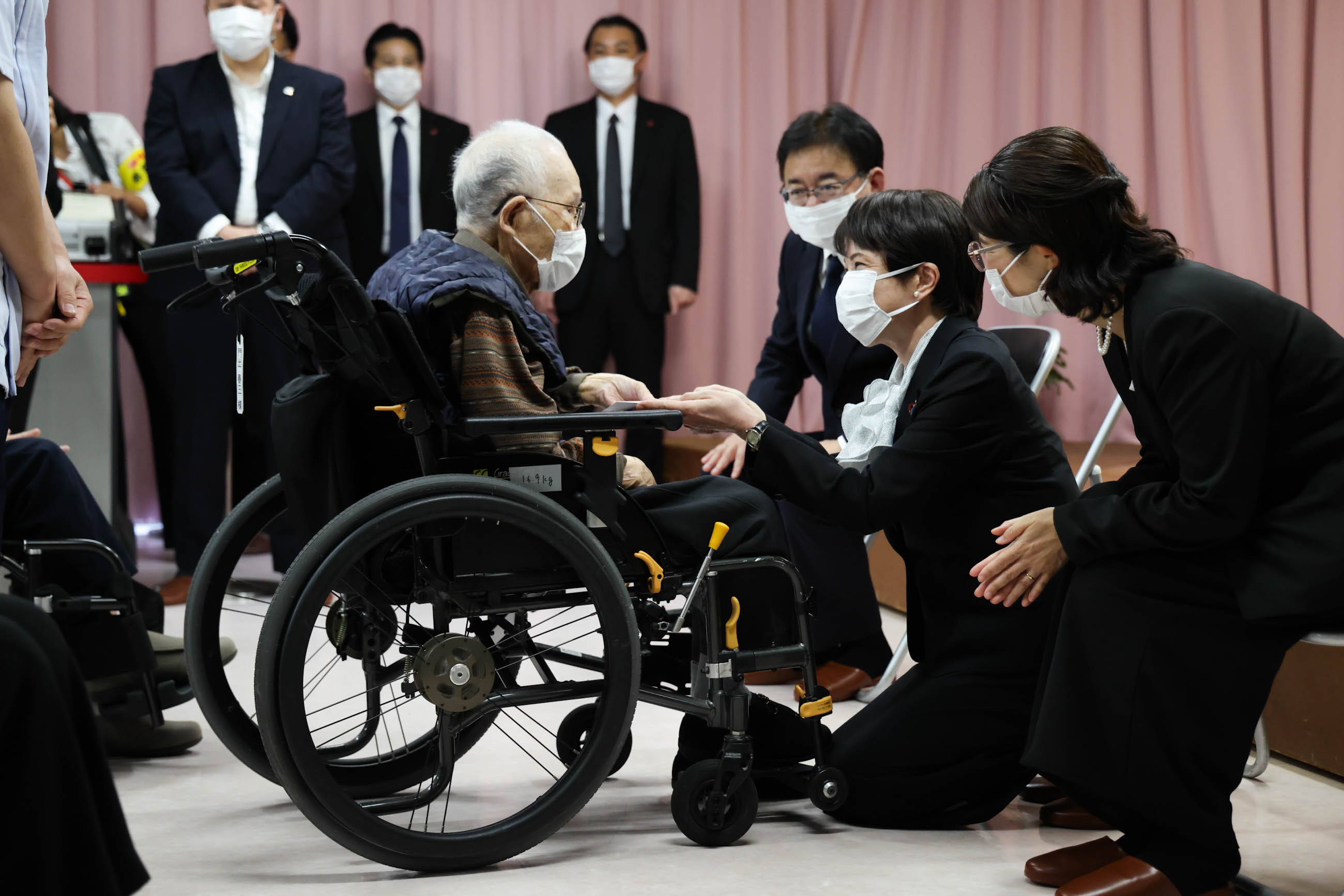 Prime Minister TAKAICHI visiting residents in a nursing home for atomic bomb survivors (3)