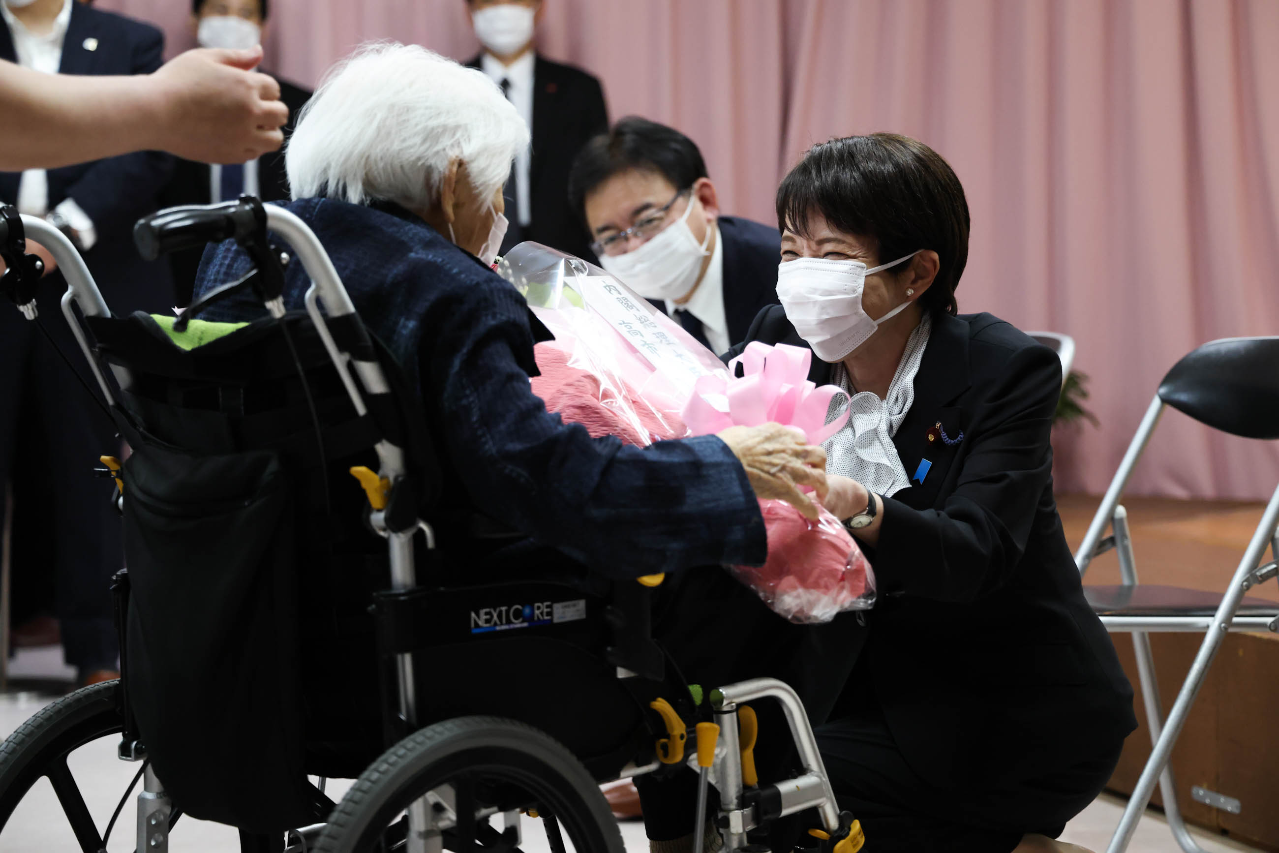 Prime Minister TAKAICHI visiting residents in a nursing home for atomic bomb survivors (4)