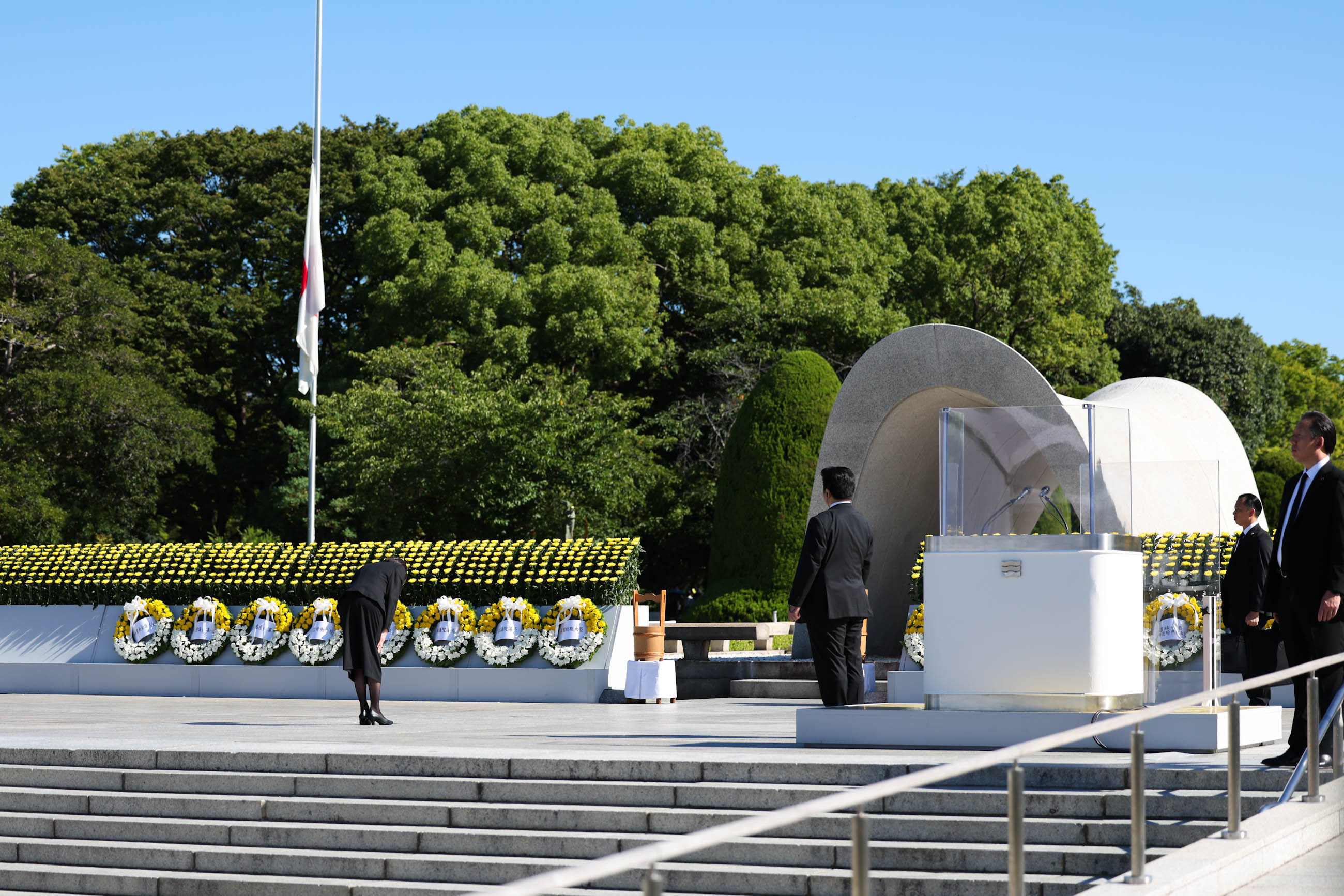 Prime Minister TAKAICHI offering flowers (2)