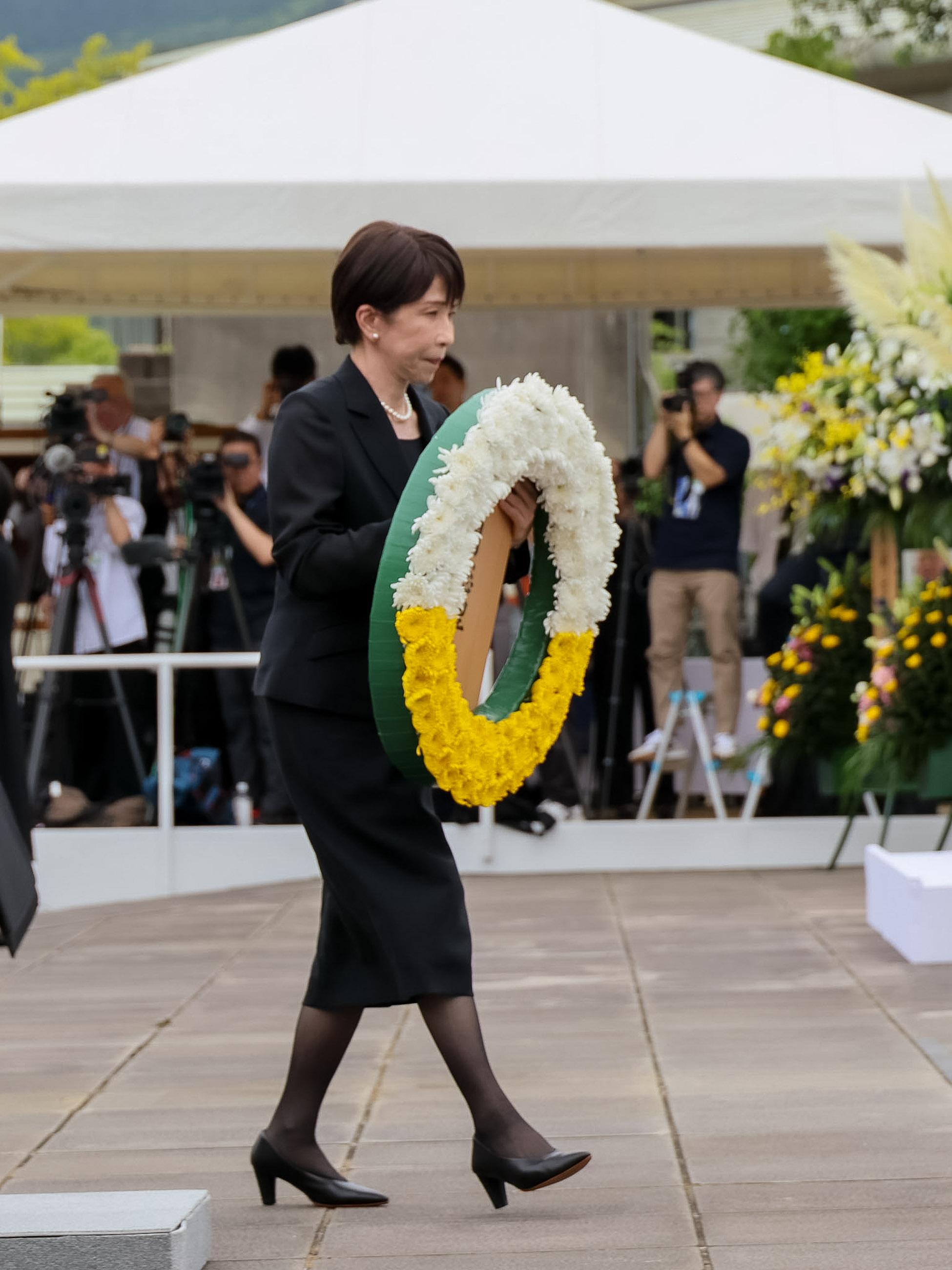 Prime Minister TAKAICHI offering flowers (1)