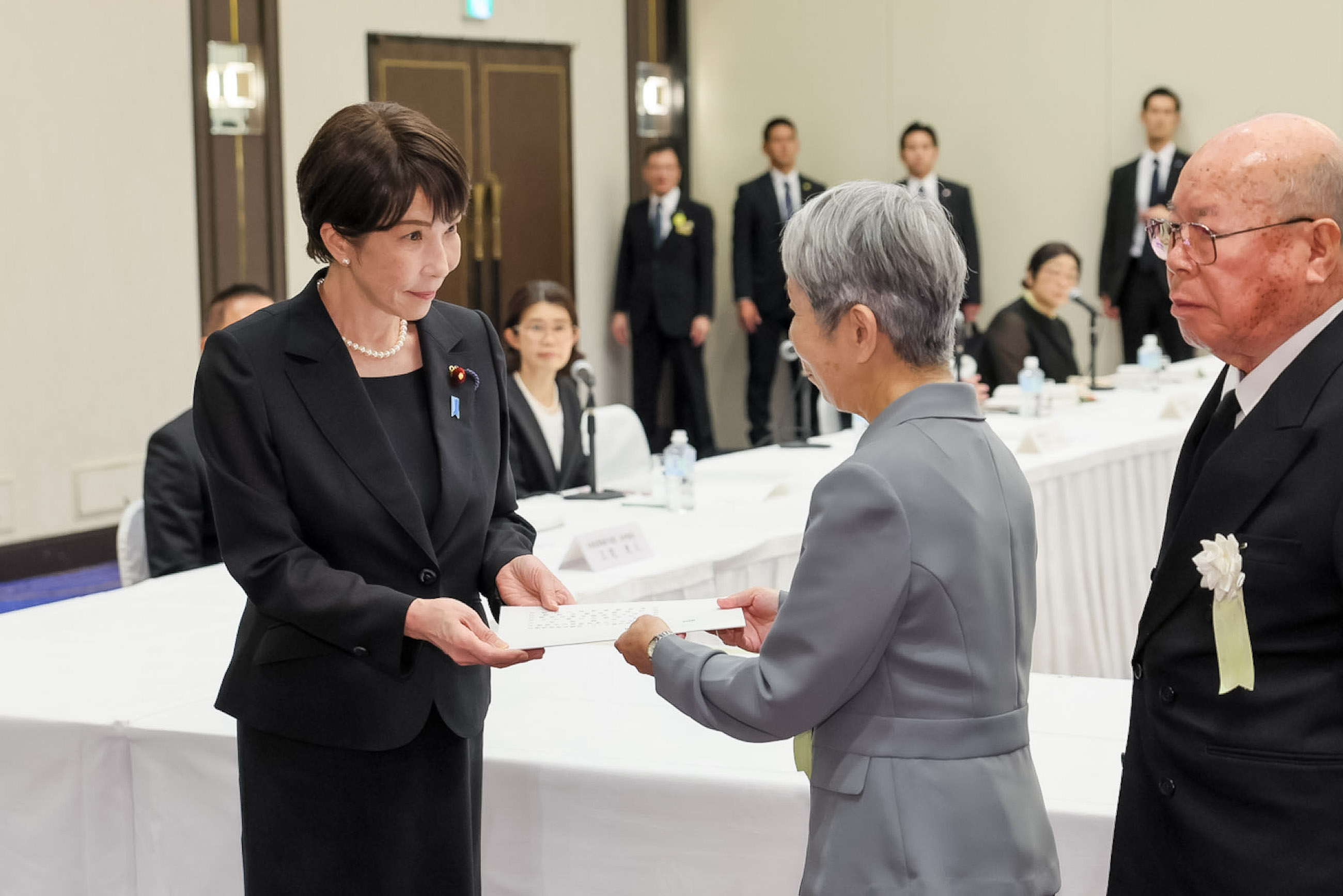 Prime Minister TAKAICHI receiving a written request from representatives of atomic bomb survivors (1)