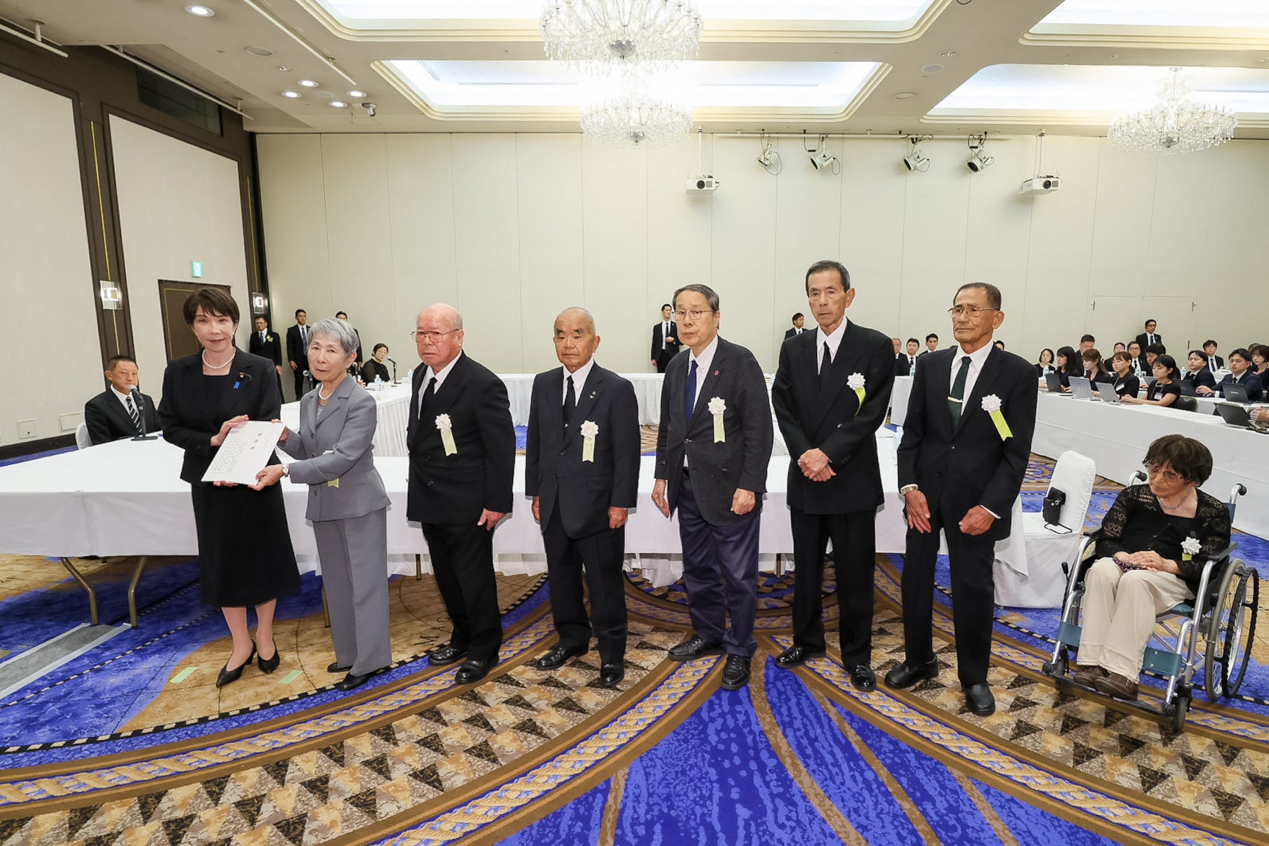 Prime Minister TAKAICHI receiving a written request from representatives of atomic bomb survivors (2)