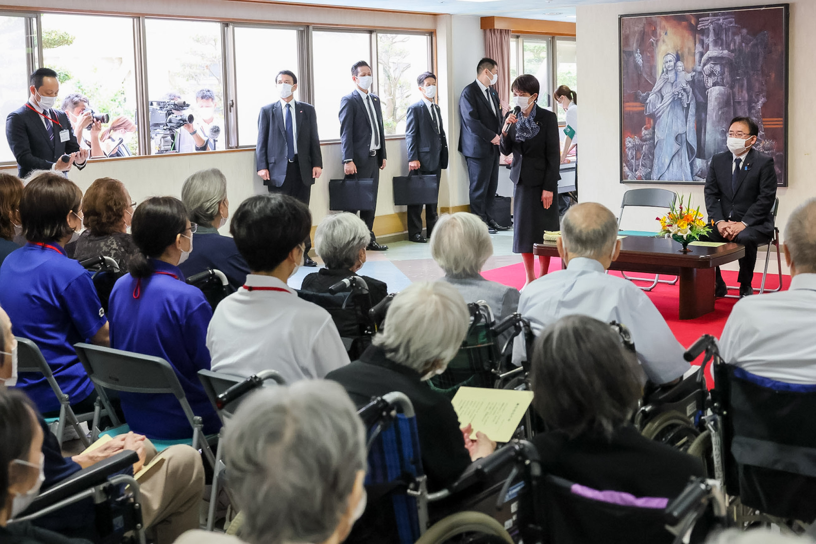 Prime Minister TAKAICHI visiting residents in Megumi-no-Oka Nagasaki Atomic Bomb Home (1)