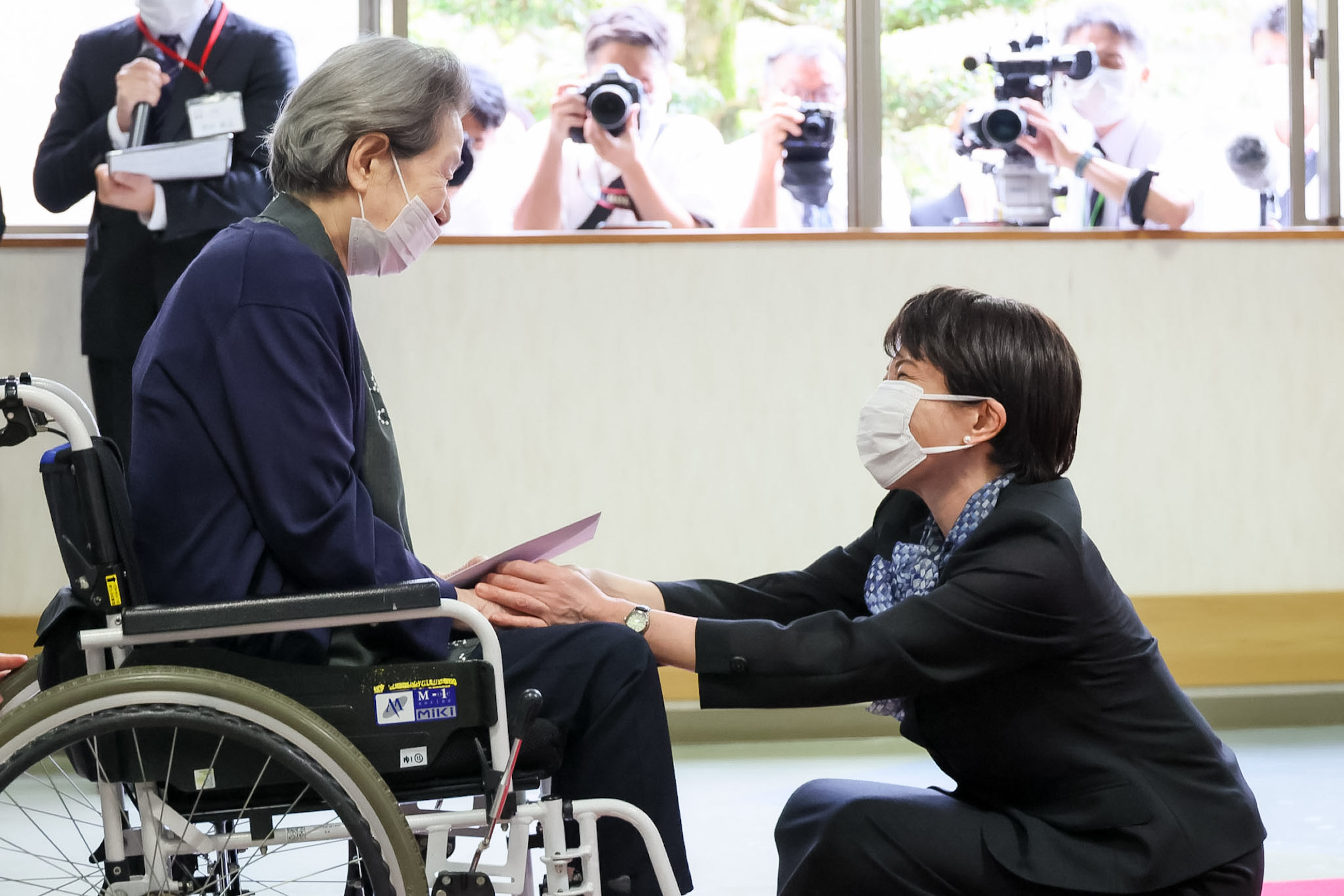 Prime Minister TAKAICHI visiting residents in Megumi-no-Oka Nagasaki Atomic Bomb Home (3)