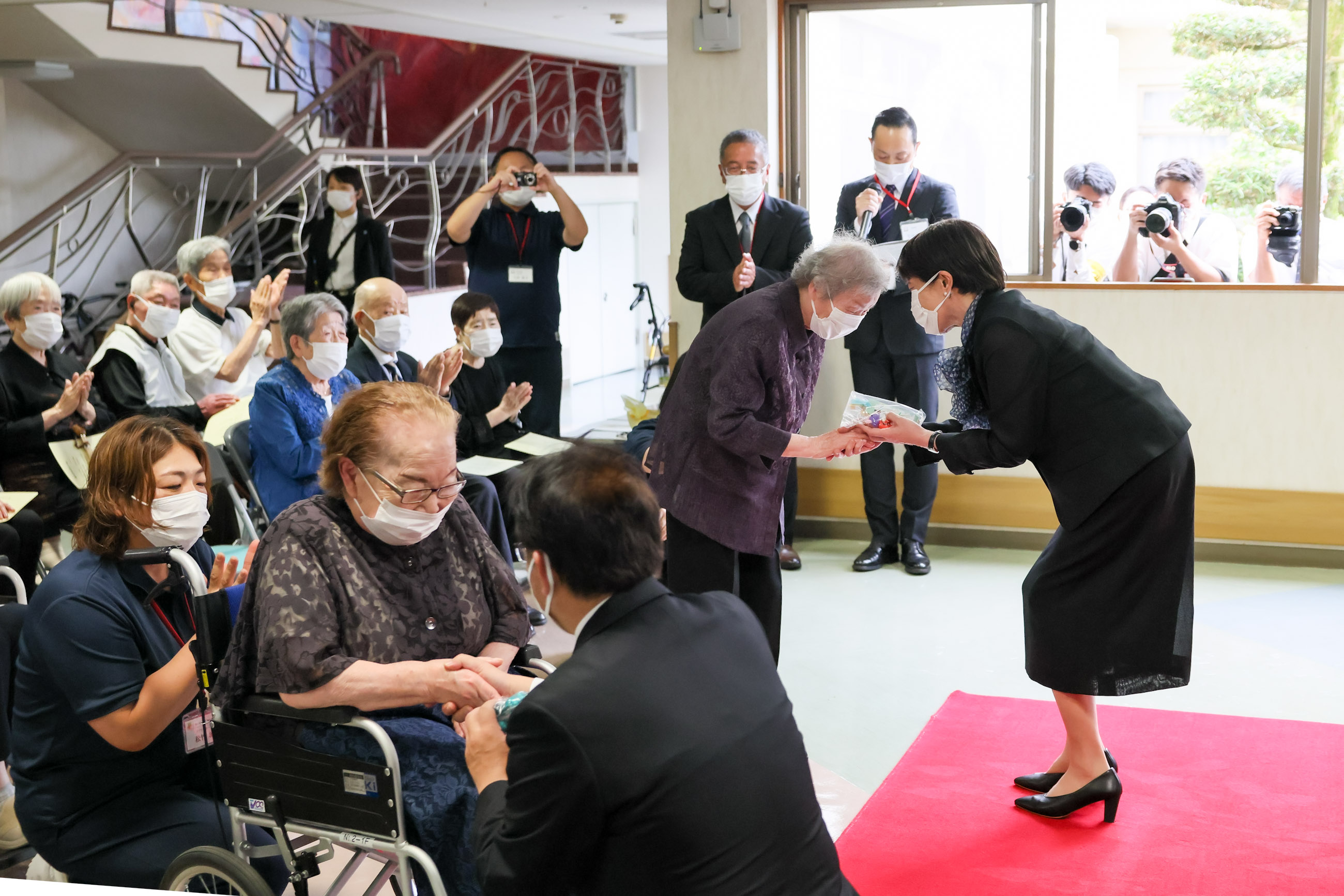 Prime Minister TAKAICHI visiting residents in Megumi-no-Oka Nagasaki Atomic Bomb Home (4)
