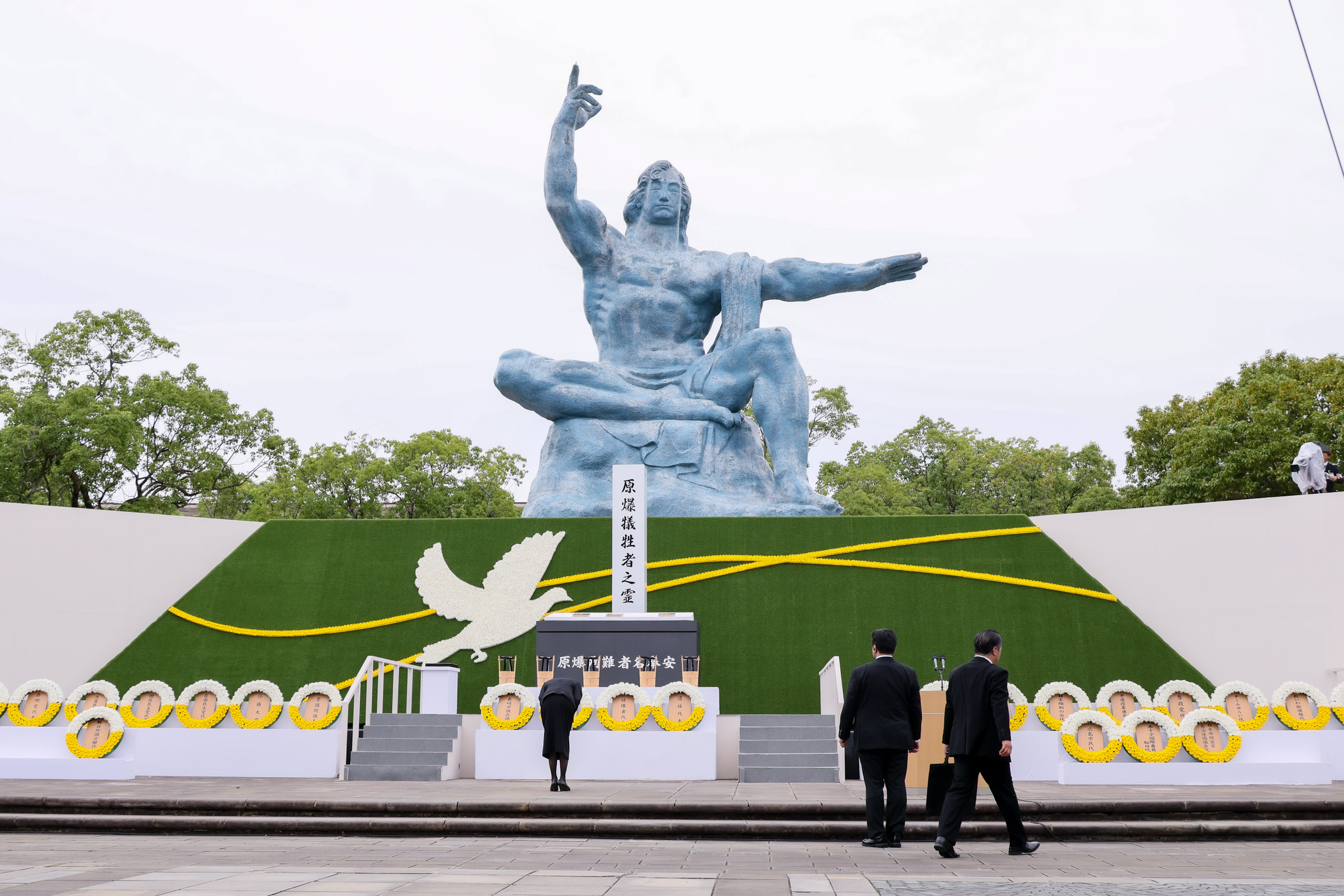 Prime Minister TAKAICHI offering flowers (2)