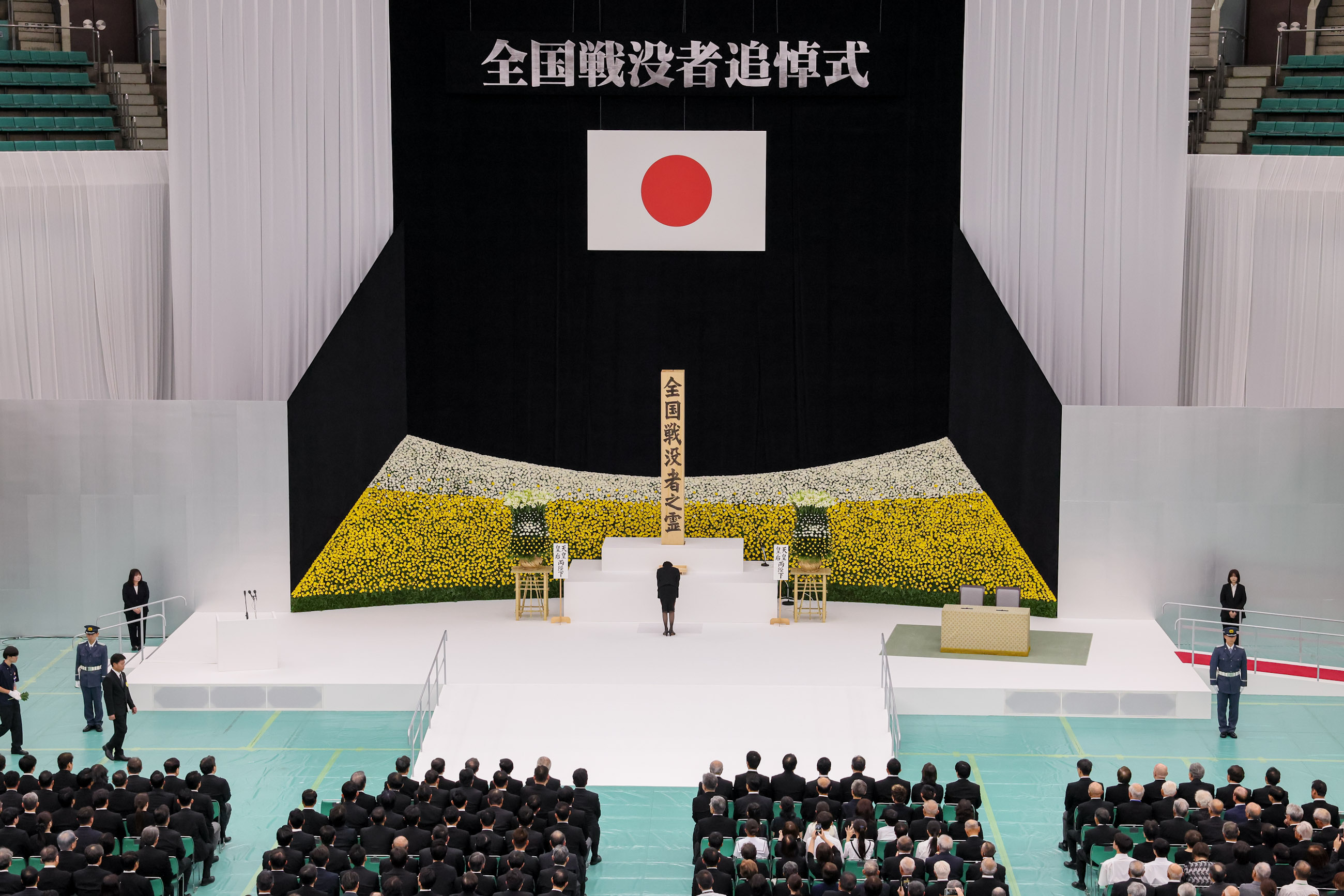 Prime Minister Takaichi offering flowers (1)