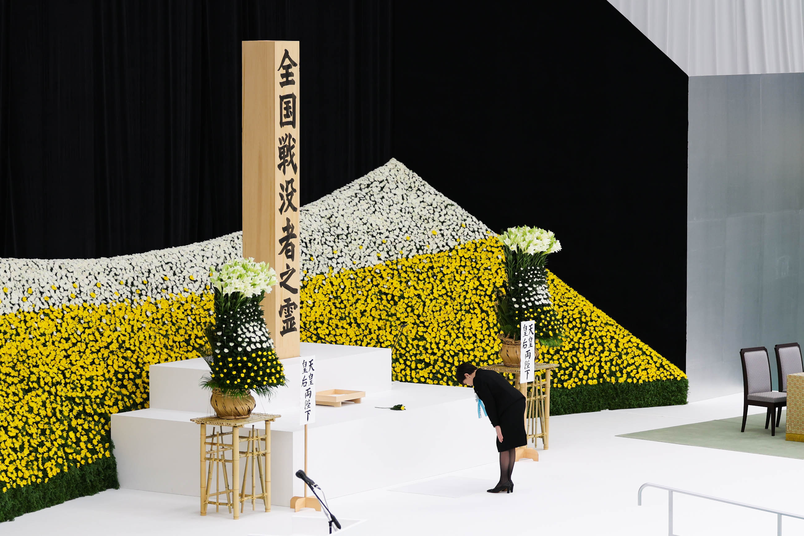 Prime Minister Takaichi offering flowers (2)