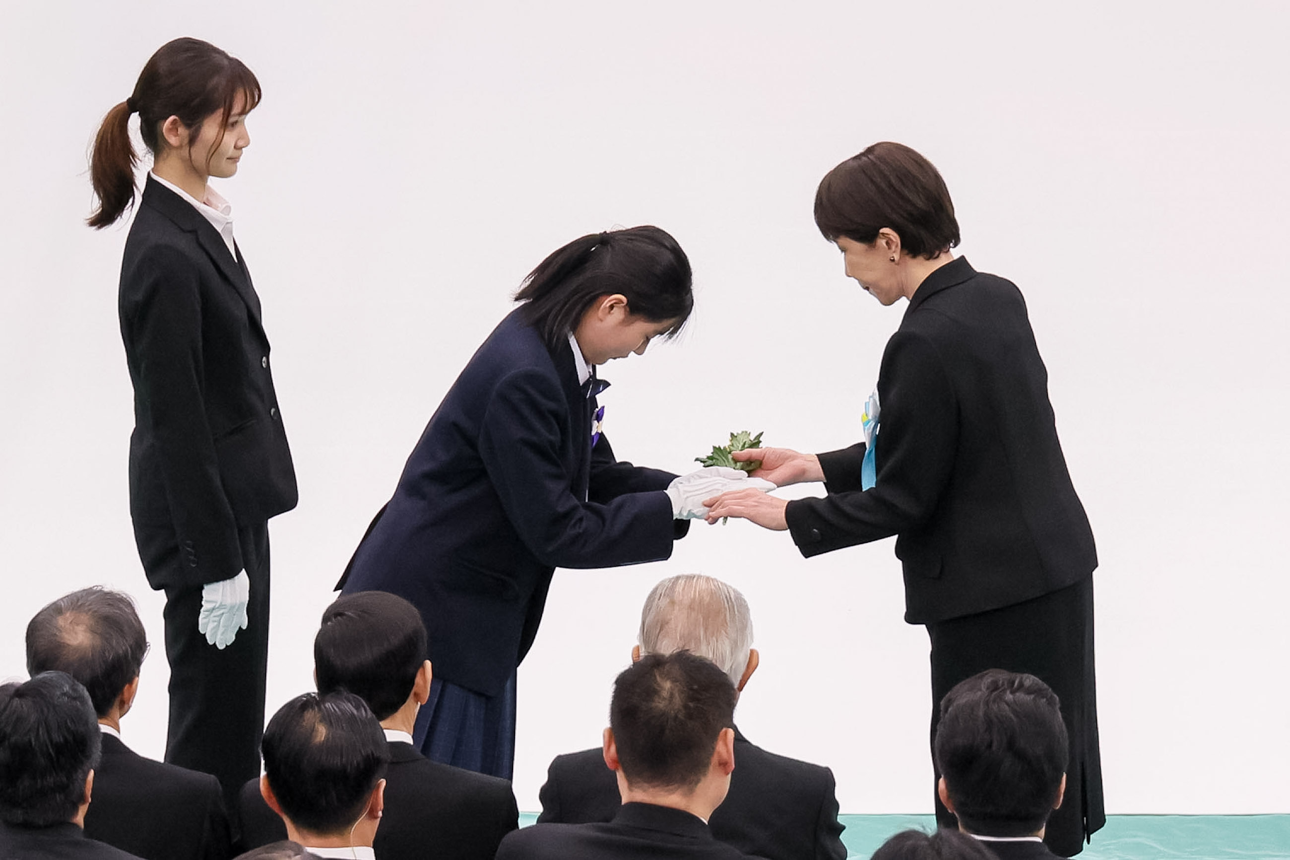 Prime Minister Takaichi offering flowers (4)