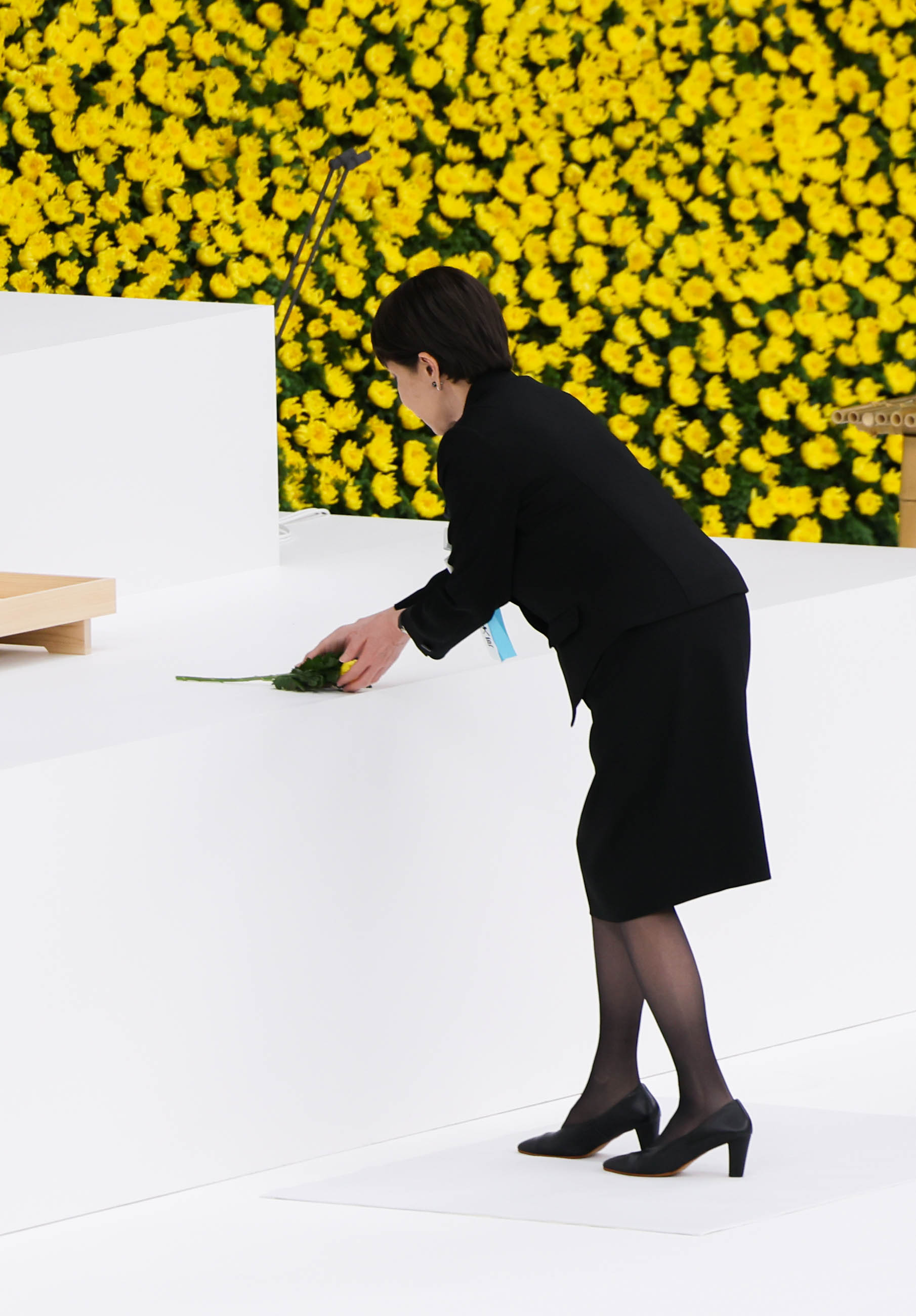 Prime Minister Takaichi offering flowers (5)