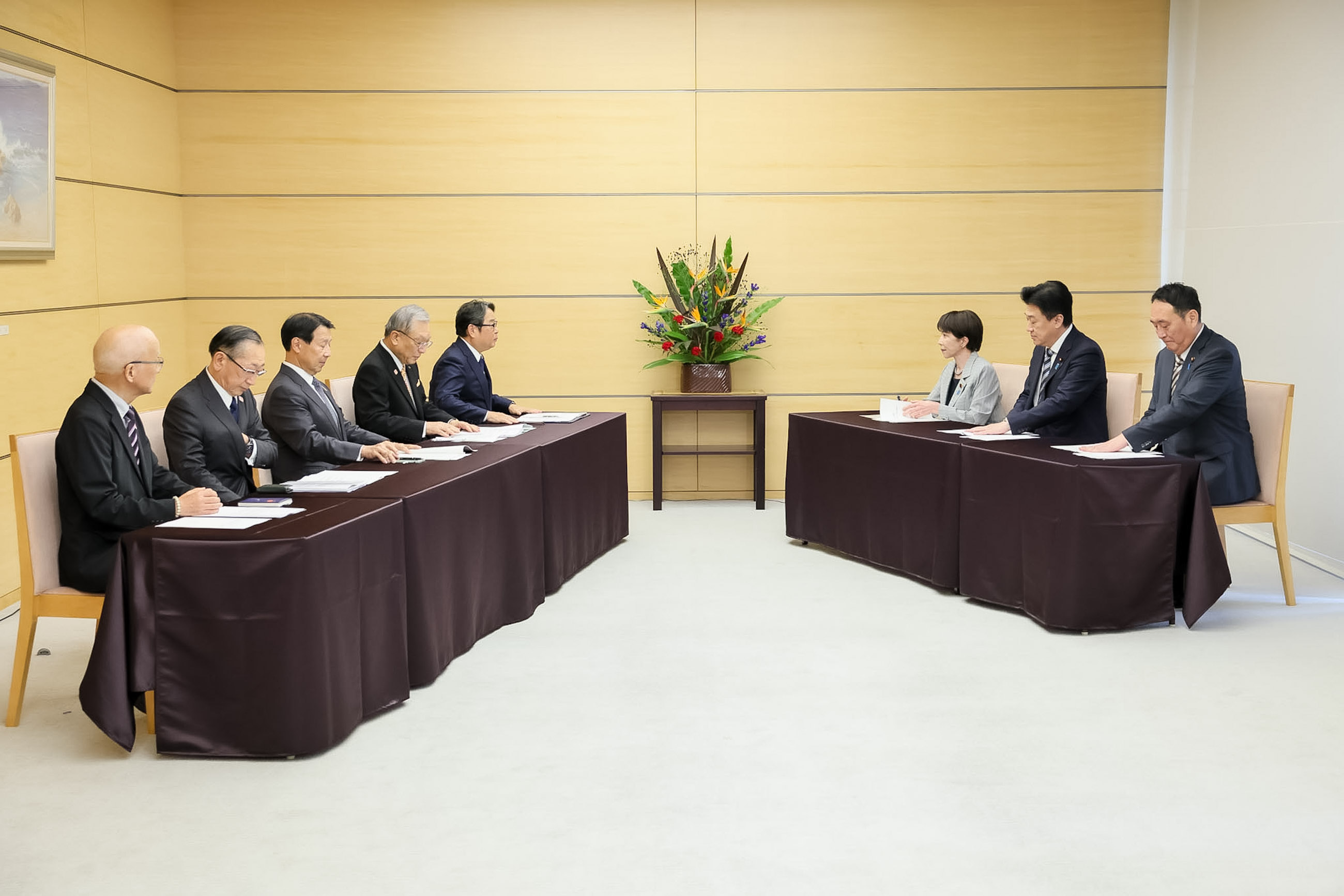 Prime Minister Takaichi receiving the request (2)