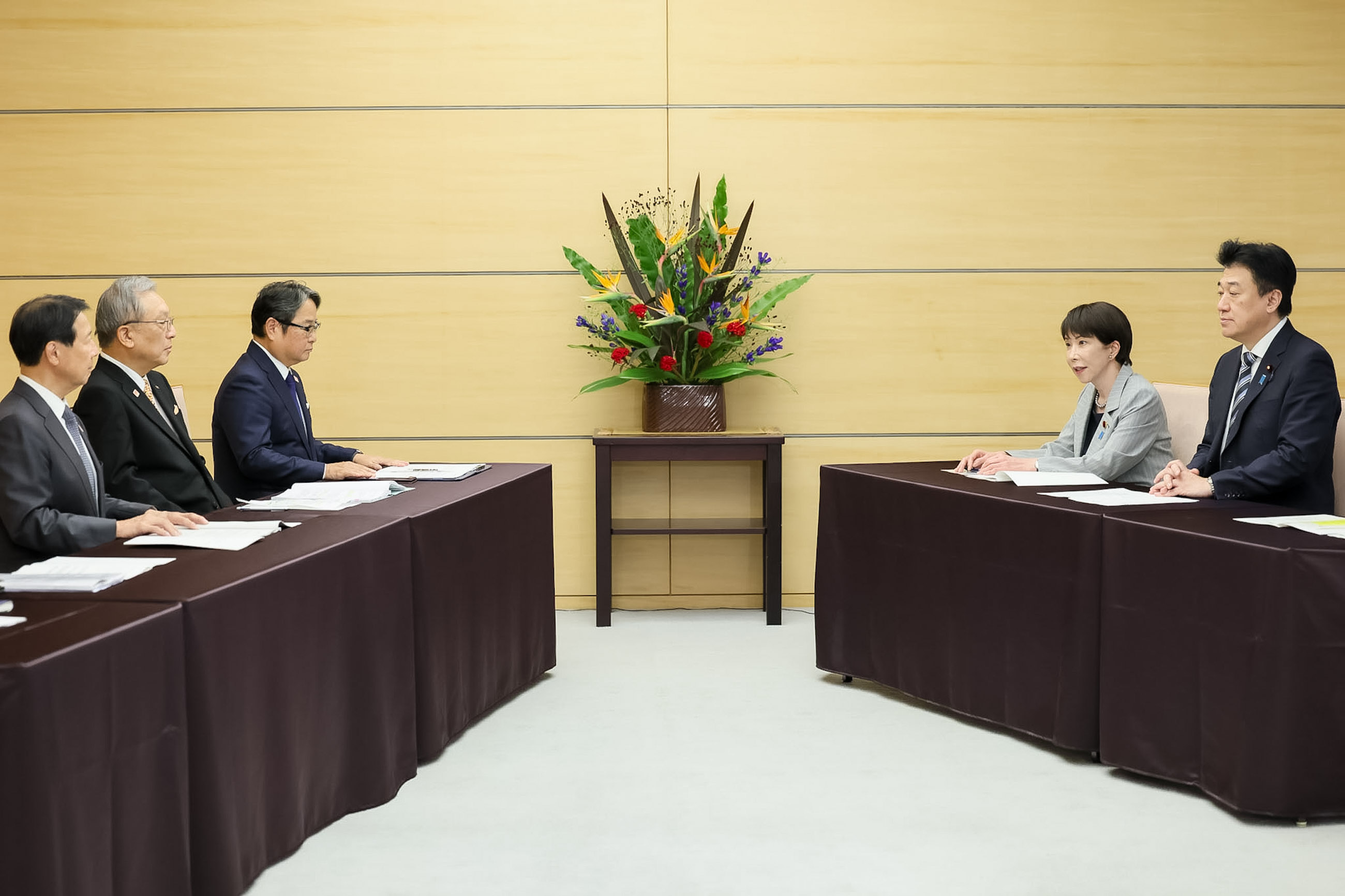 Prime Minister Takaichi receiving the request (3)