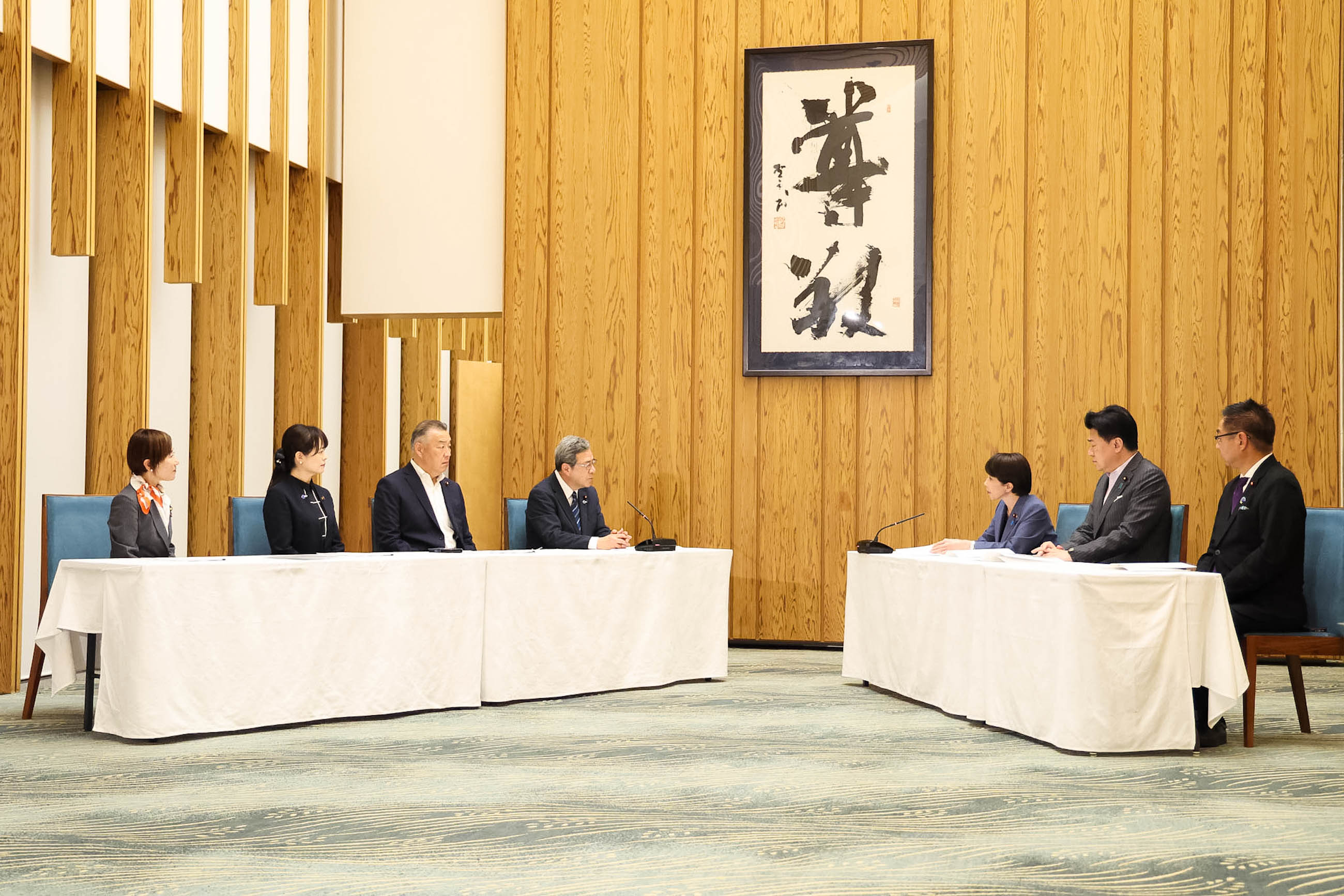 Prime Minister Takaichi receiving the proposal (2)