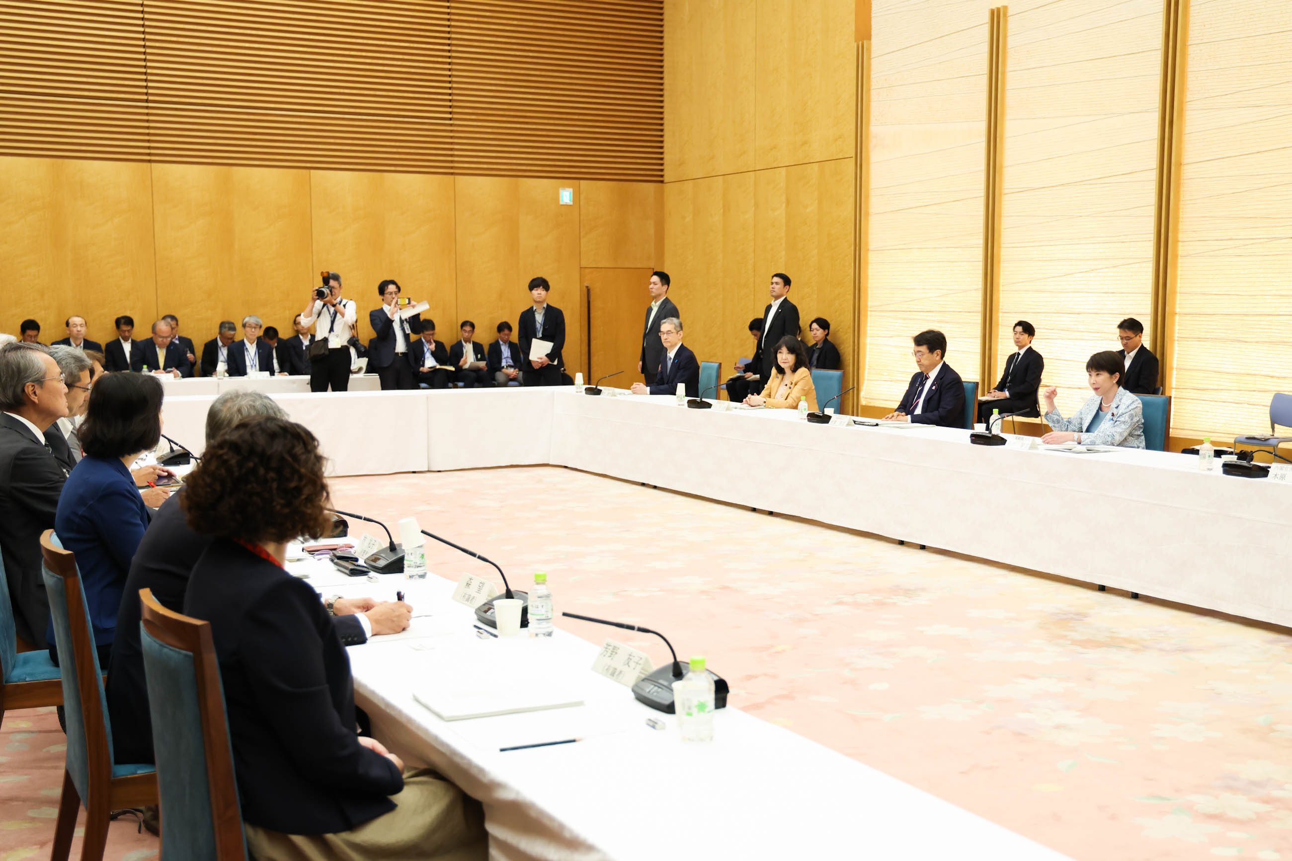 Prime Minister Takaichi wrapping up the meeting (4)
