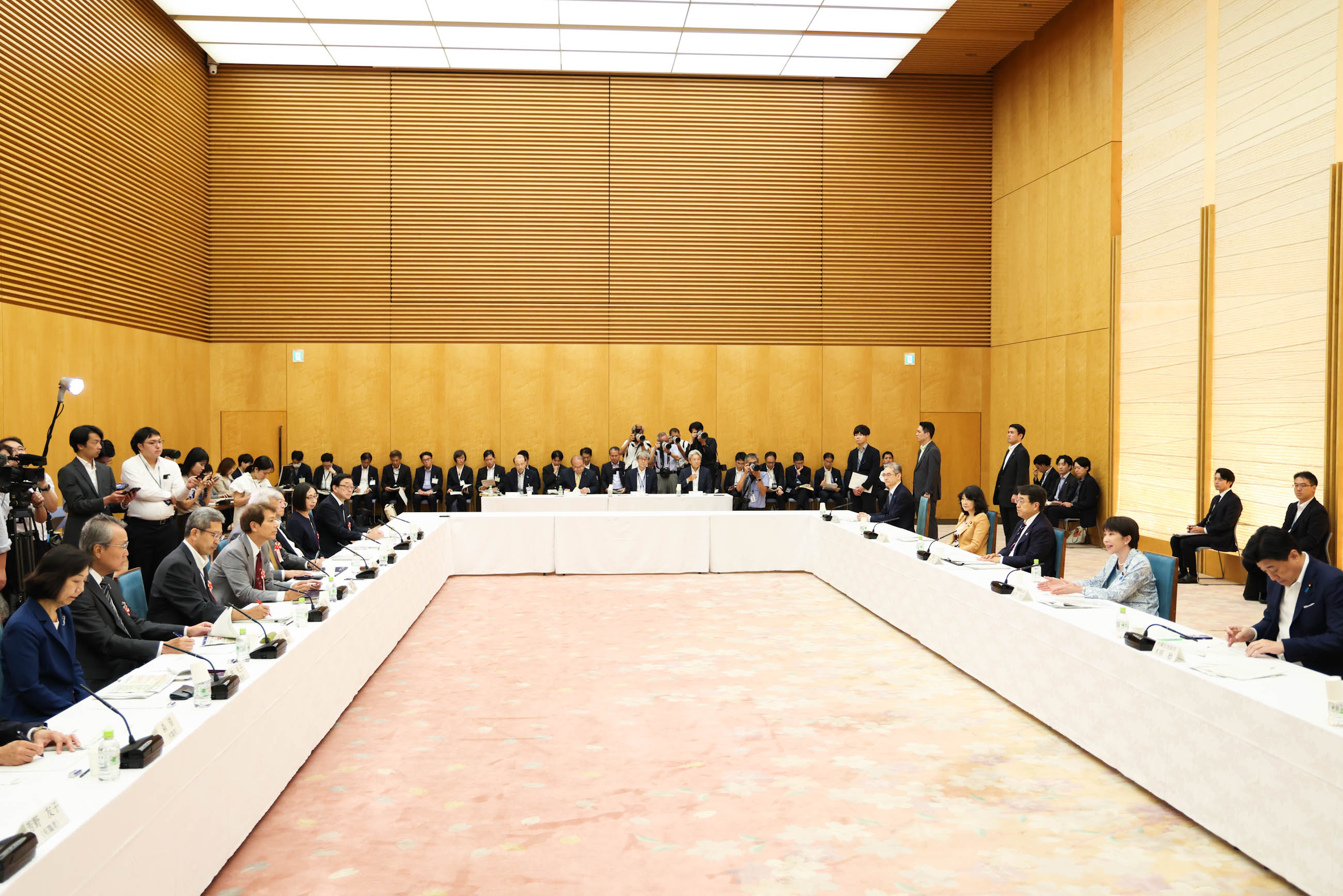 Prime Minister Takaichi wrapping up the meeting (5)