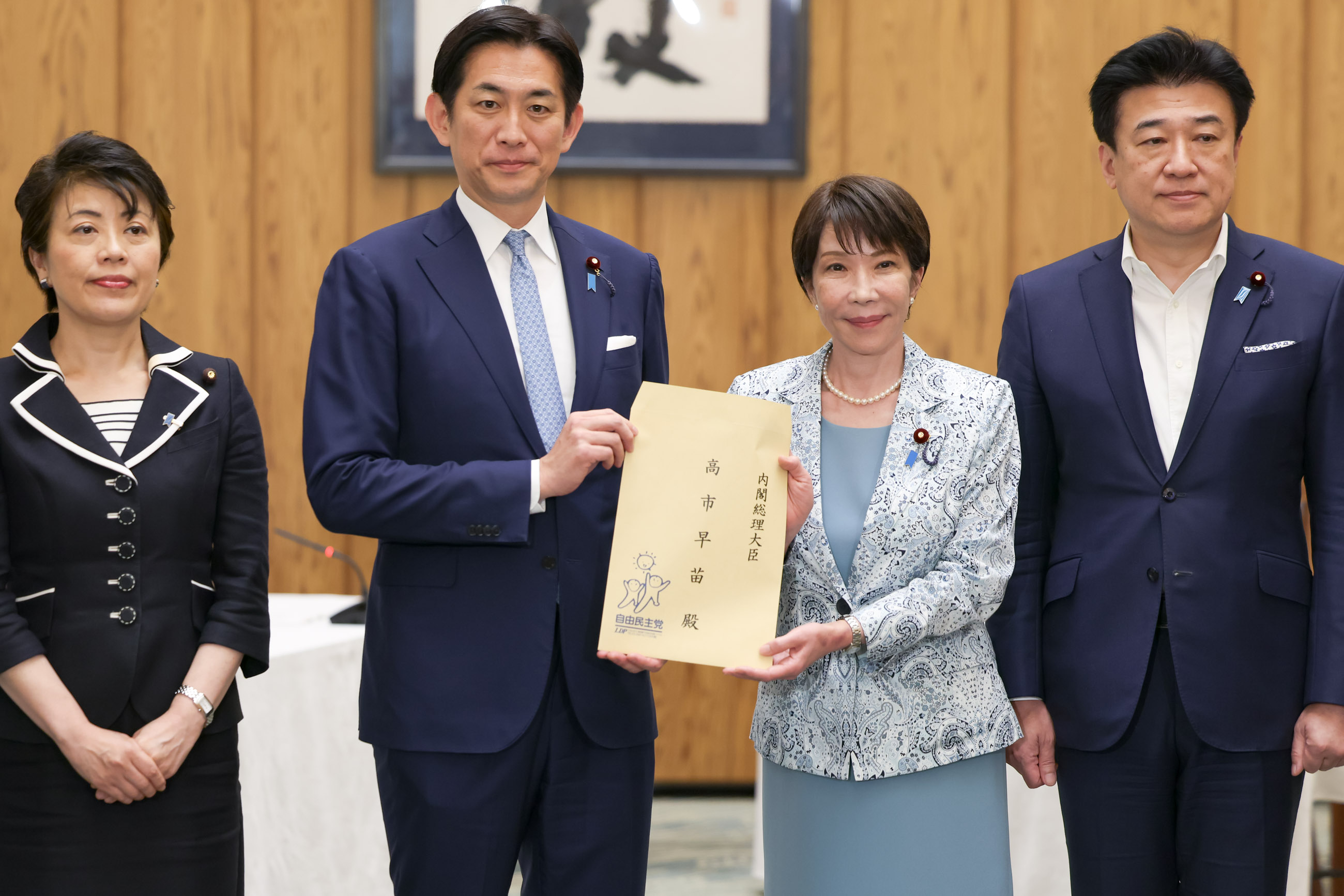 Prime Minister Takaichi receiving the proposal (2)