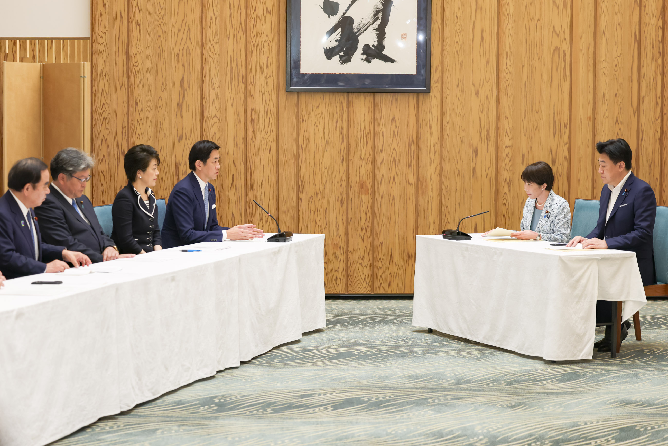 Prime Minister Takaichi receiving the proposal (4)
