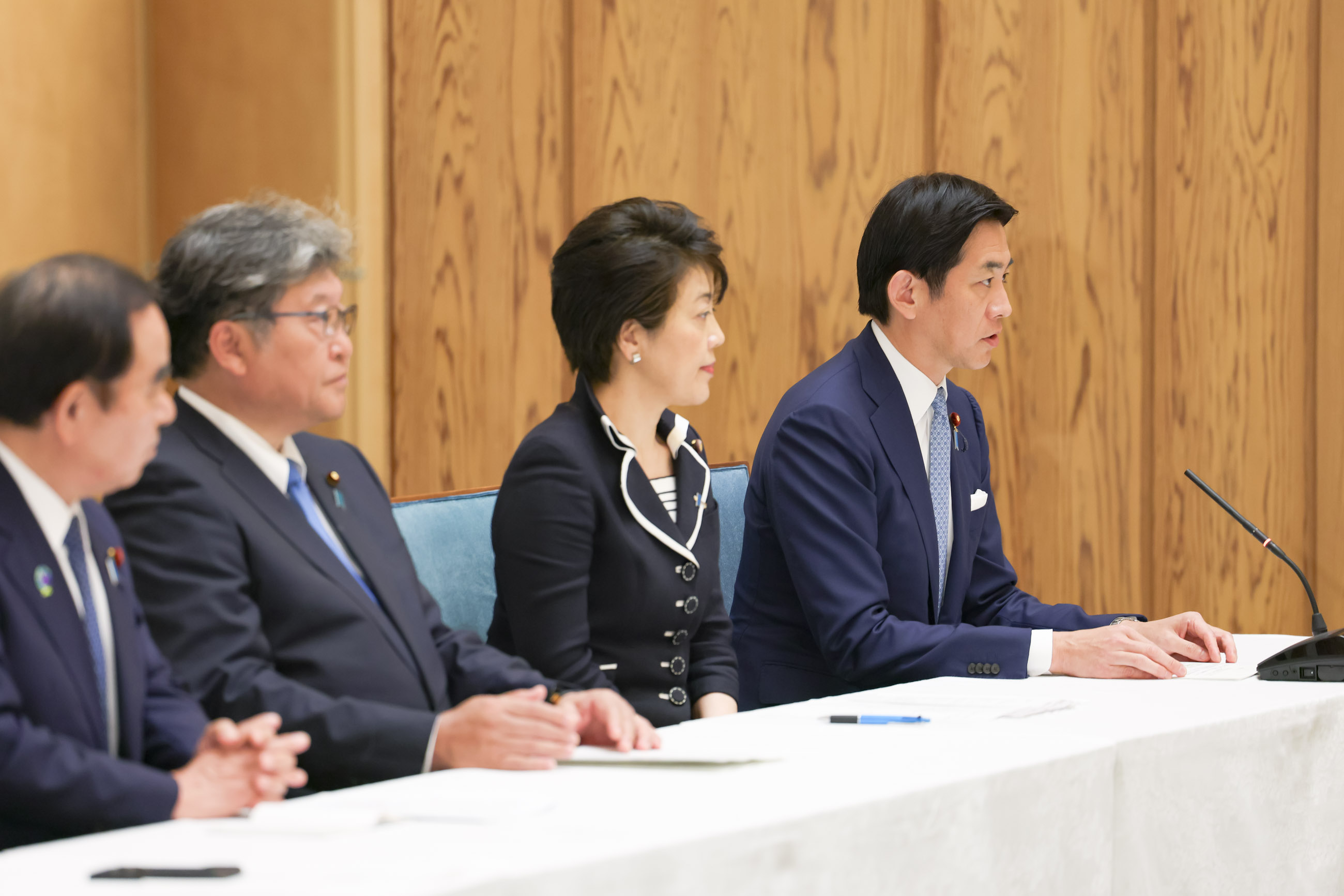 Prime Minister Takaichi receiving the proposal (5)