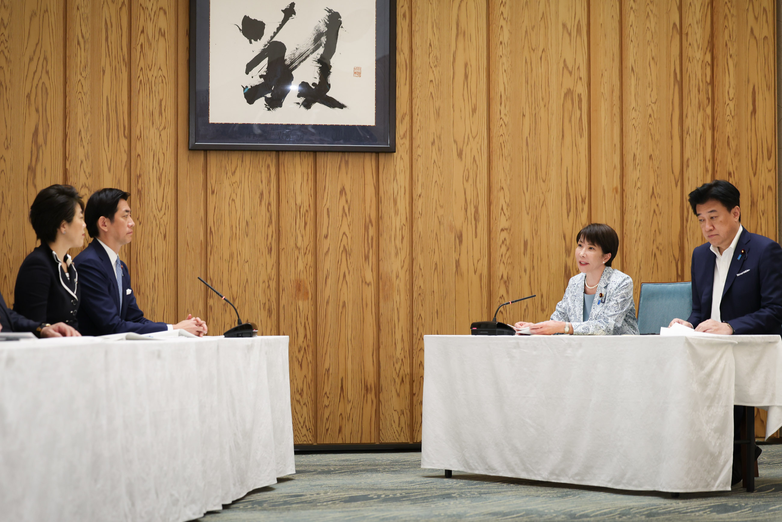 Prime Minister Takaichi receiving the proposal (6)