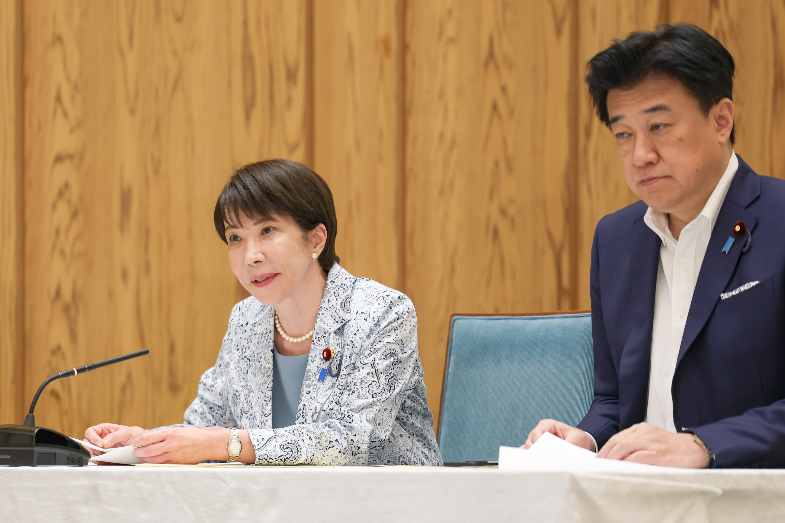 Prime Minister Takaichi receiving the proposal (7)
