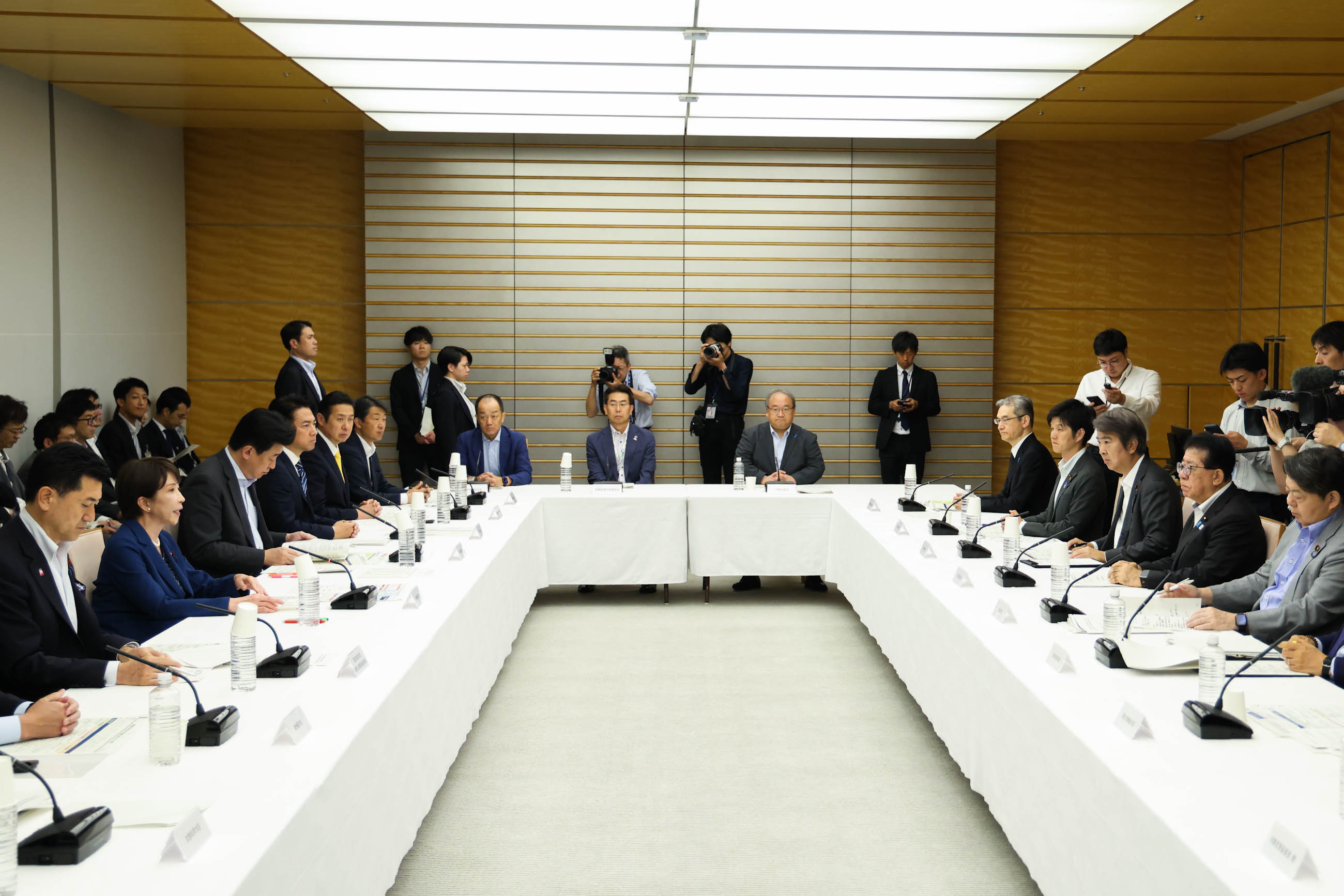 Prime Minister Takaichi wrapping up the meeting (4)