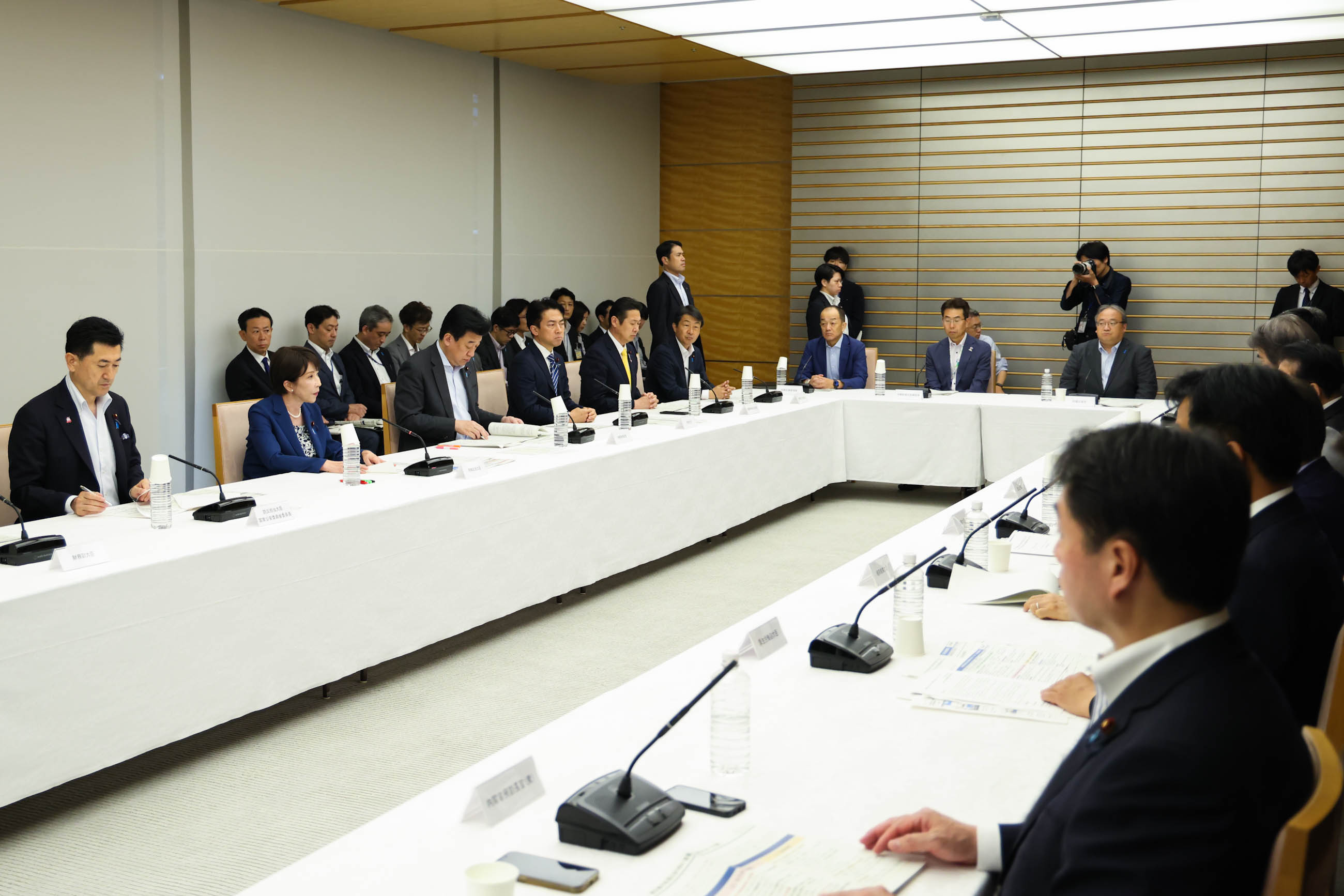 Prime Minister Takaichi wrapping up the meeting (5)