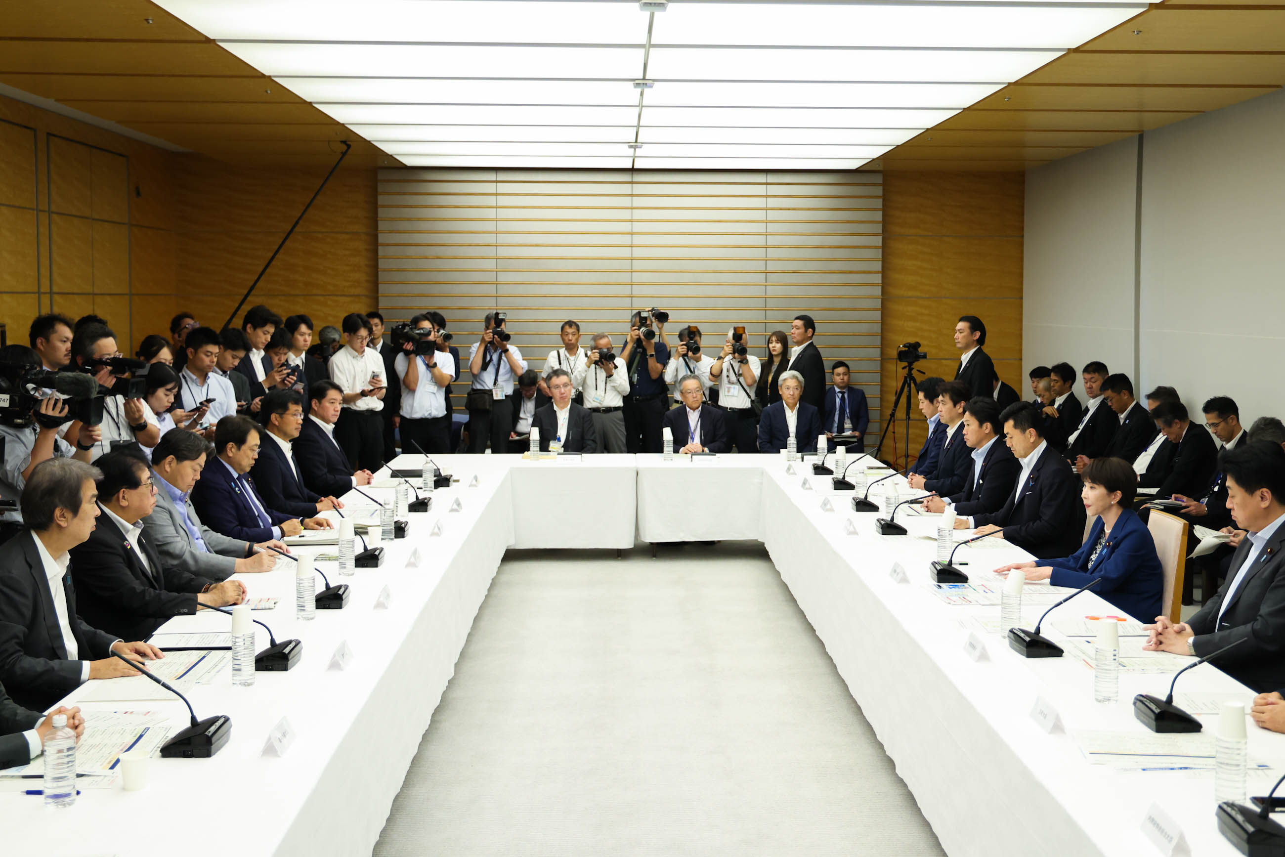 Prime Minister Takaichi wrapping up the meeting (6)