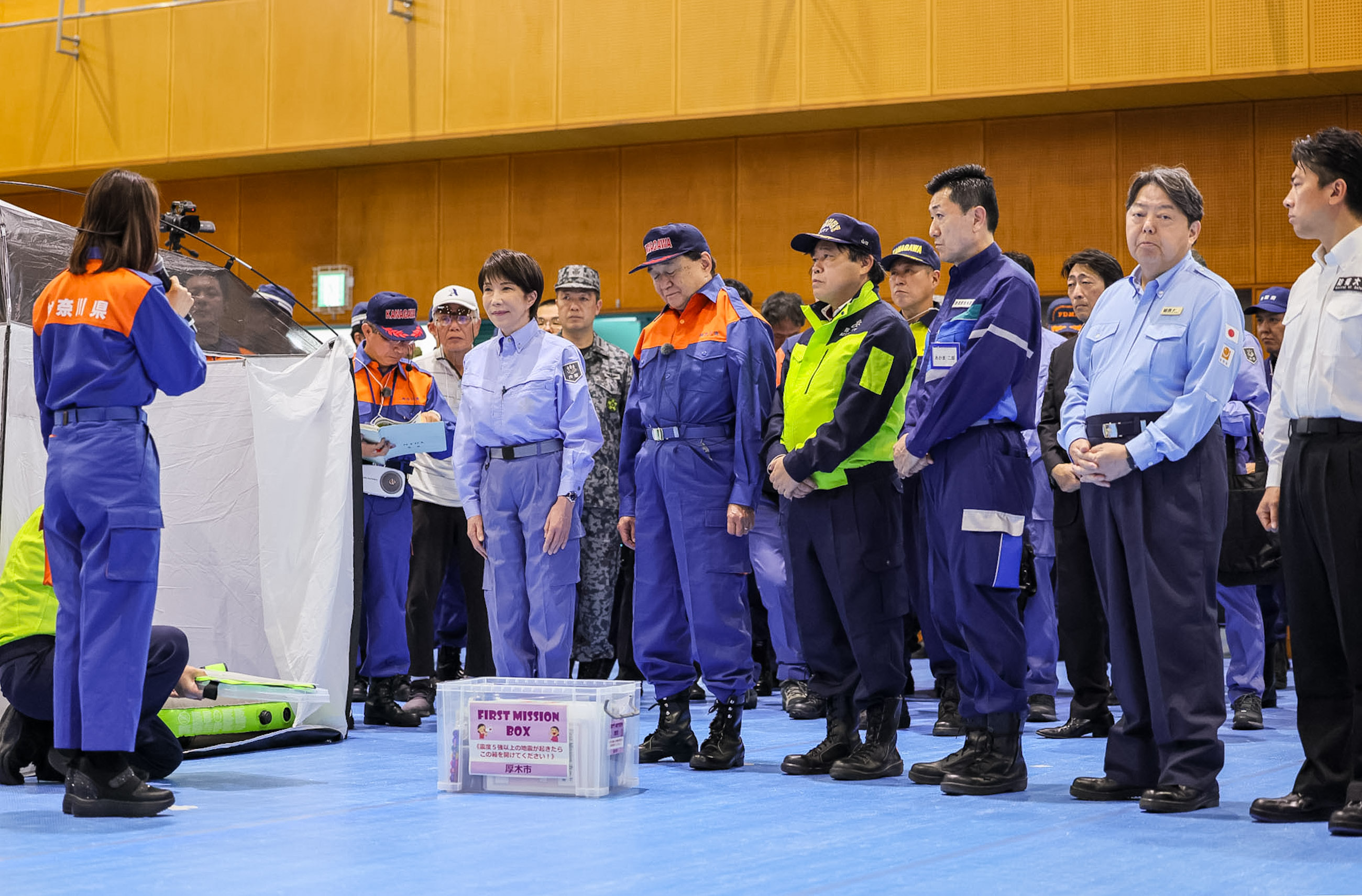 Prime Minister Takaichi experiencing the setup of a one-touch tent (1)