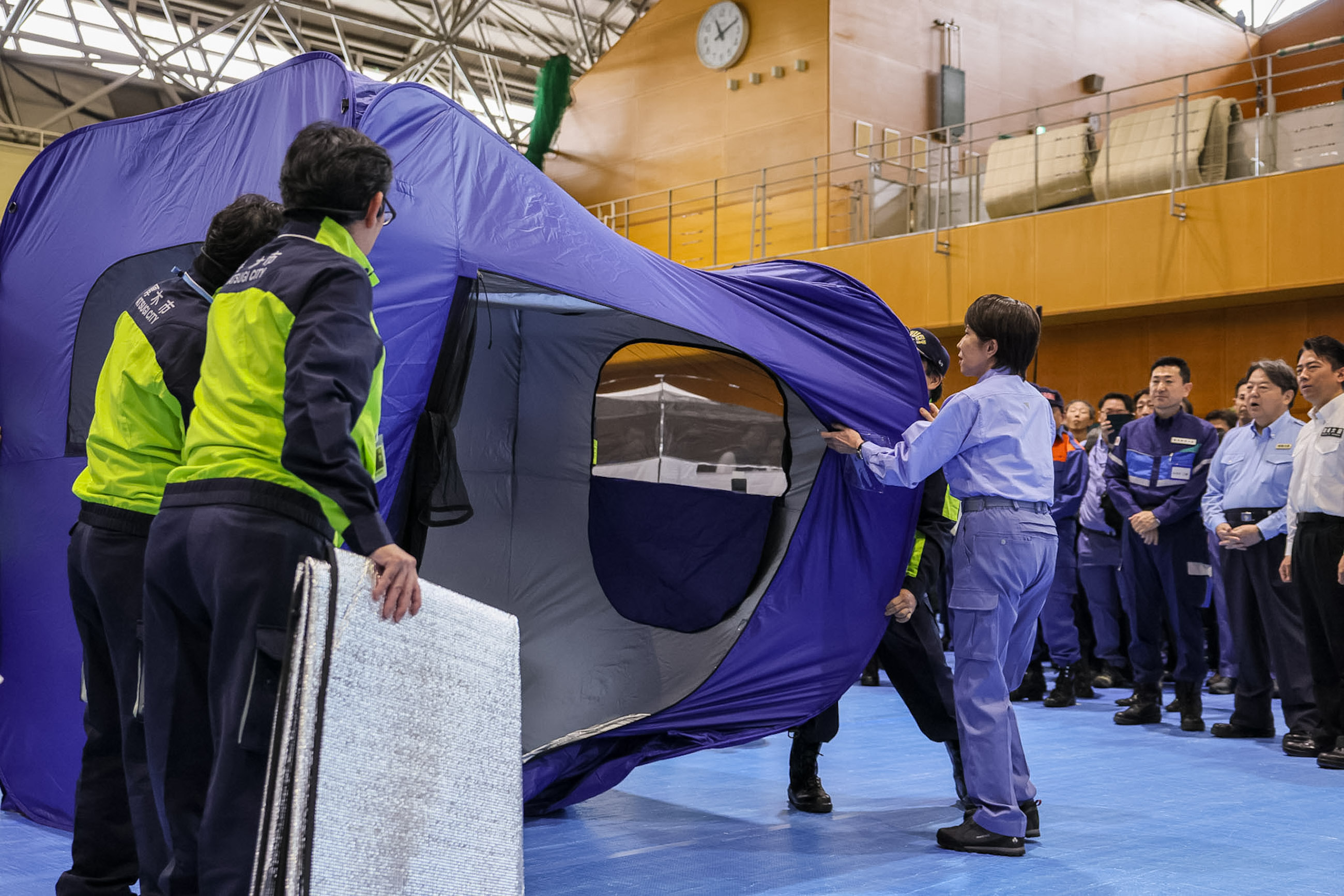 Prime Minister Takaichi experiencing the setup of a one-touch tent (2)