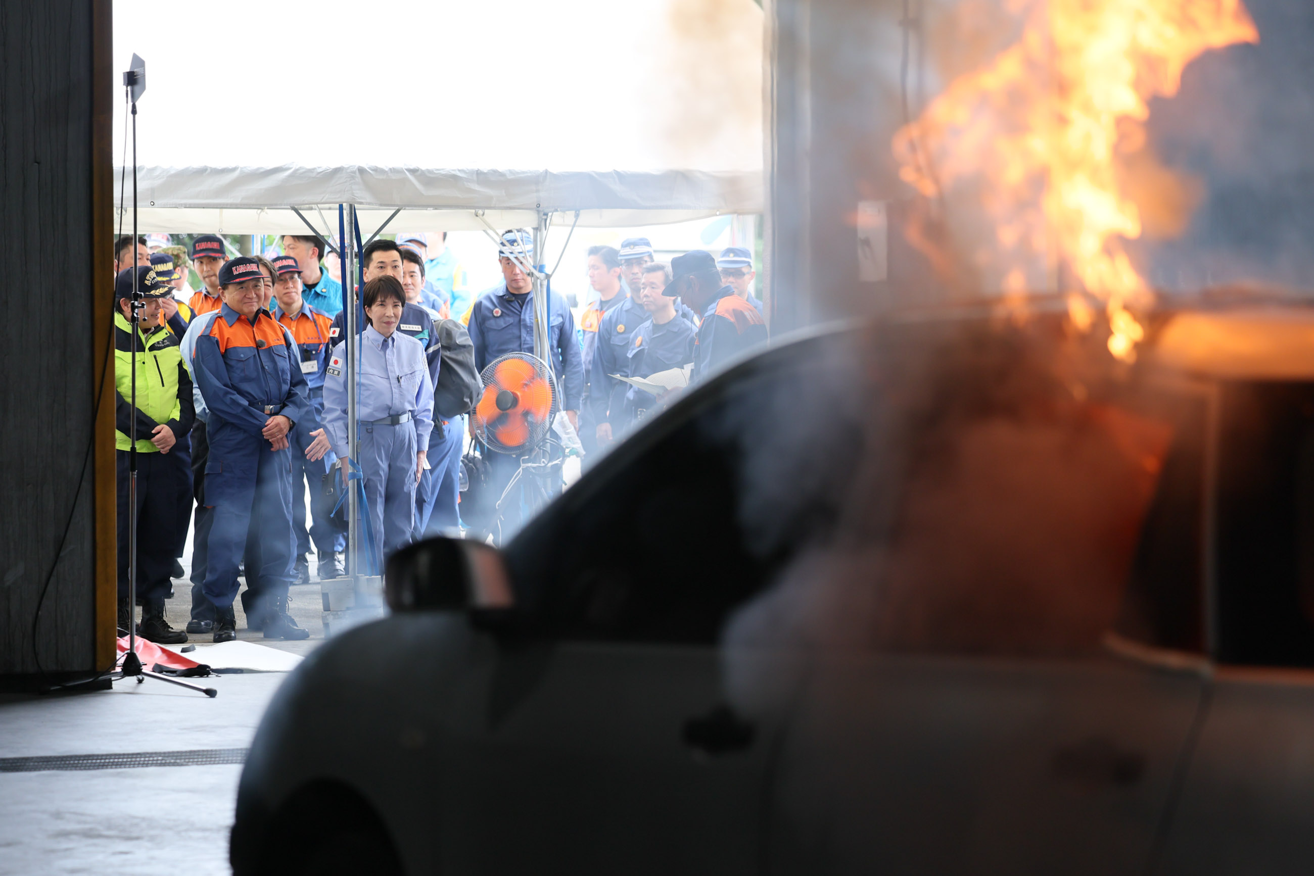 Prime Minister Takaichi observing a firefighting drill using a fire blanket (1)