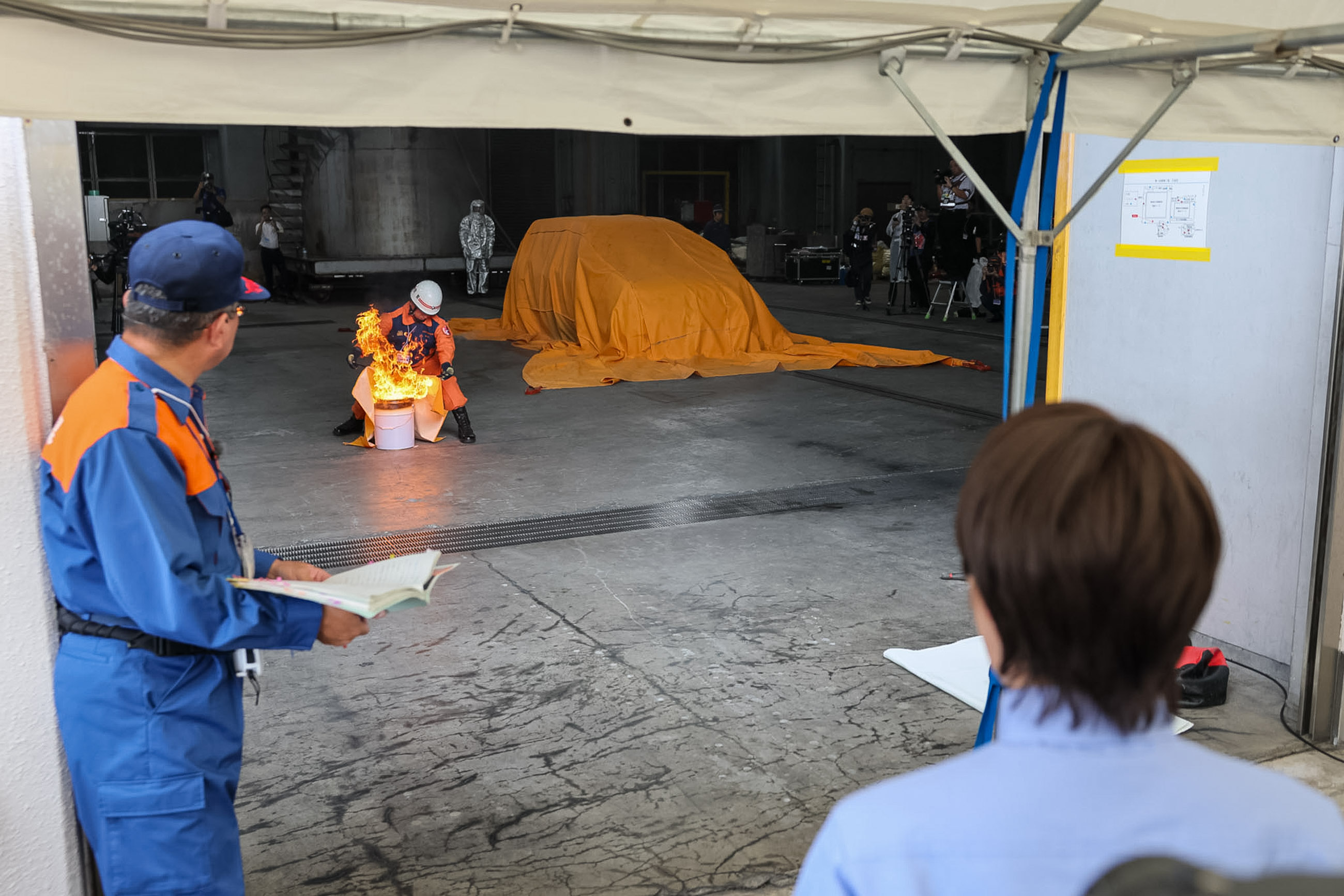 Prime Minister Takaichi observing a firefighting drill using a fire blanket (2)
