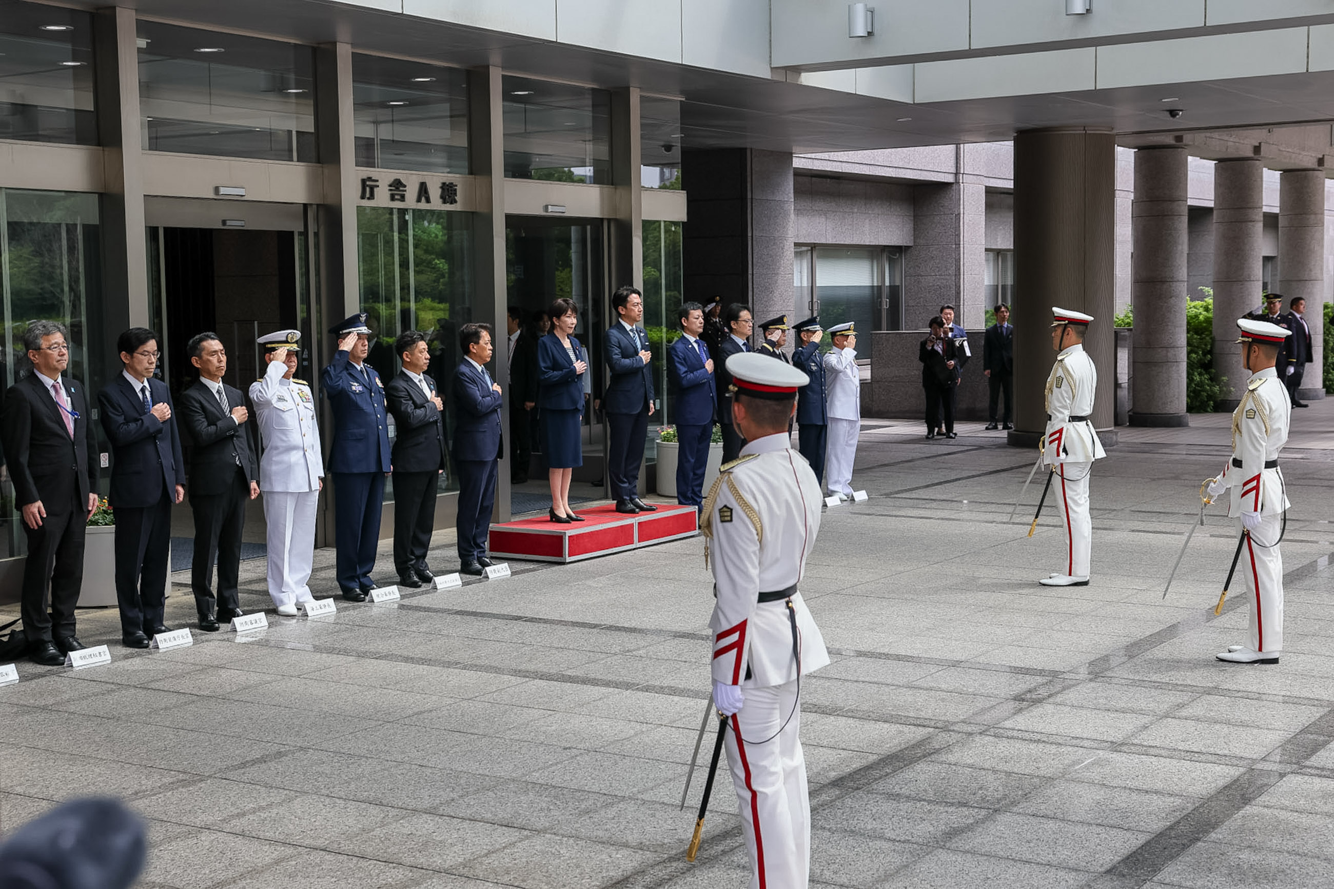 Prime Minister Takaichi receiving honors and inspecting the guard of honor (2)