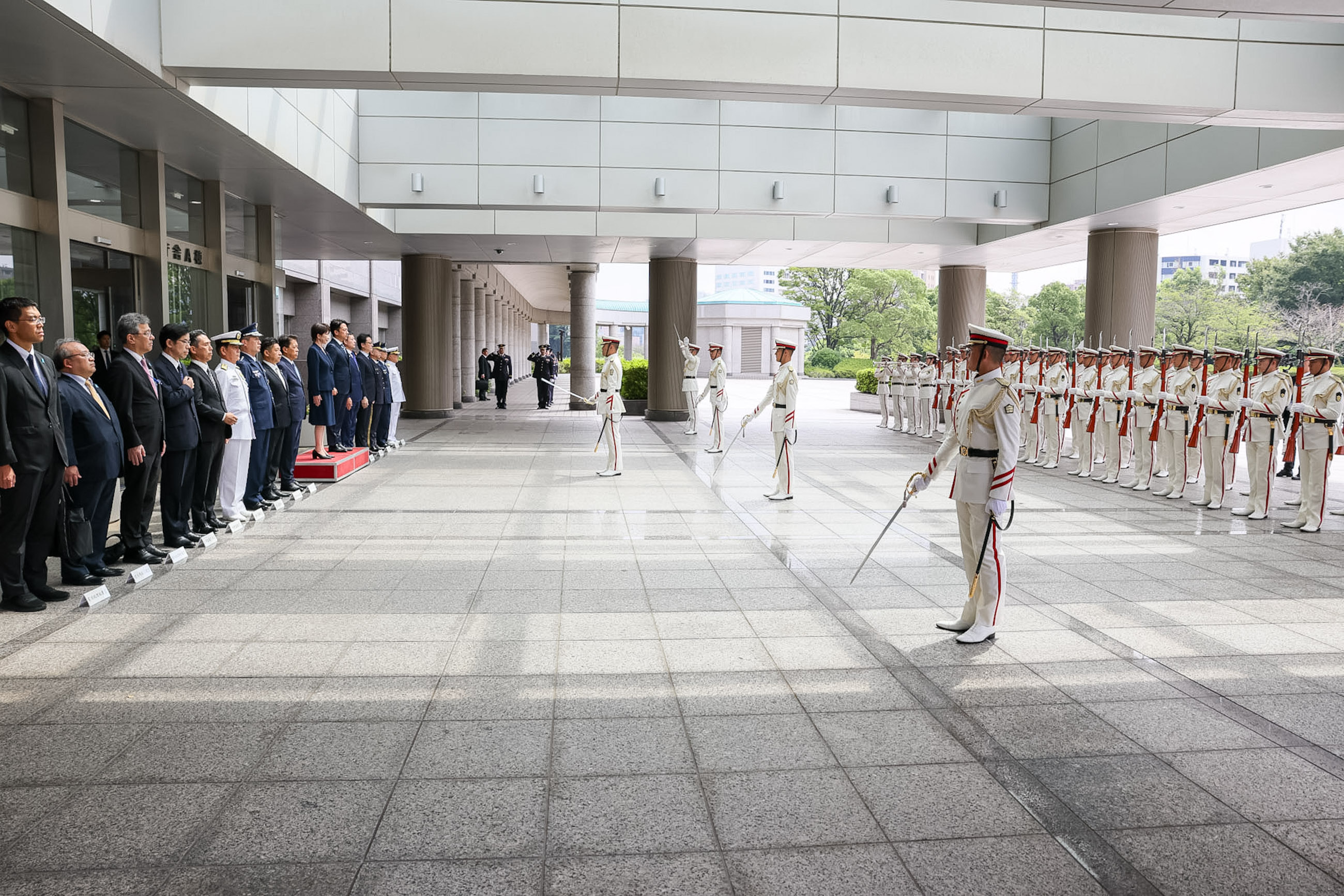 Prime Minister Takaichi receiving honors and inspecting the guard of honor (3)