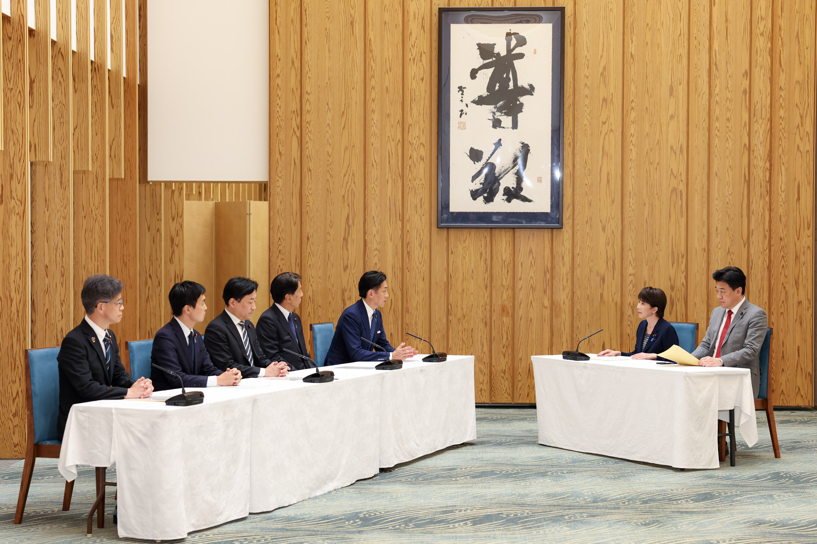 Prime Minister Takaichi receiving the proposal (2)