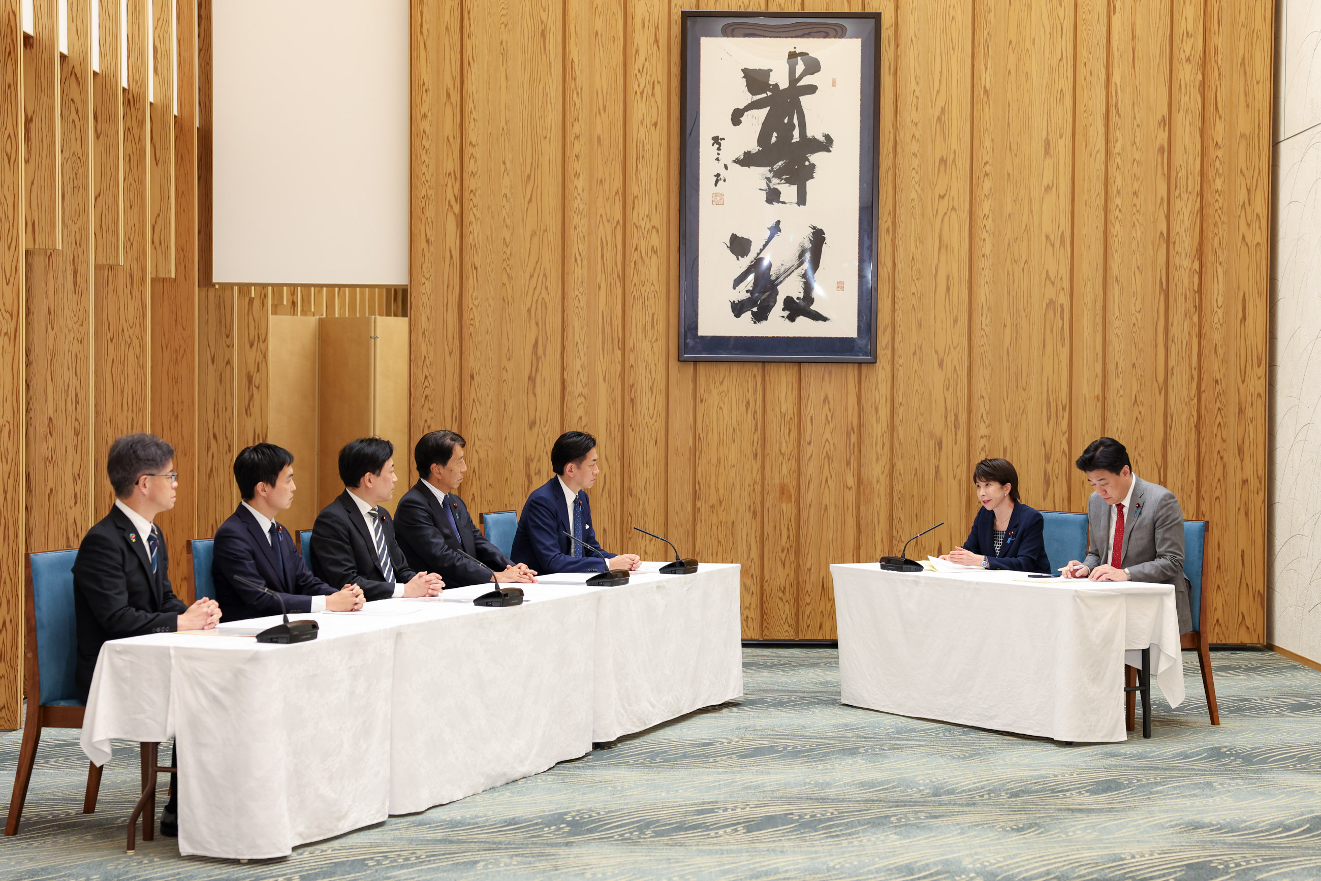 Prime Minister Takaichi receiving the proposal (3)